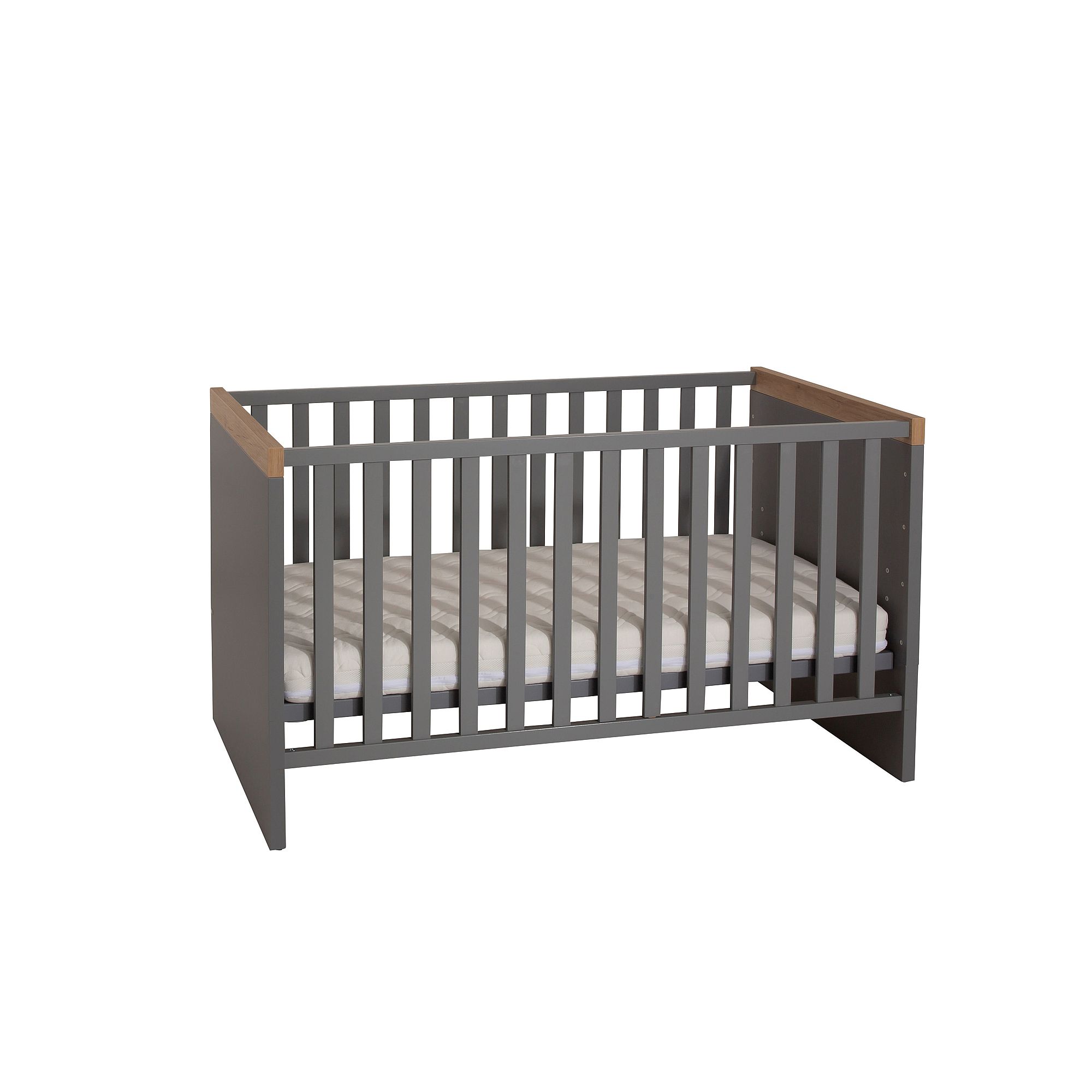 Graues Babybett aus Holz mit Gitterwänden und einer gestreiften Matratze darin.