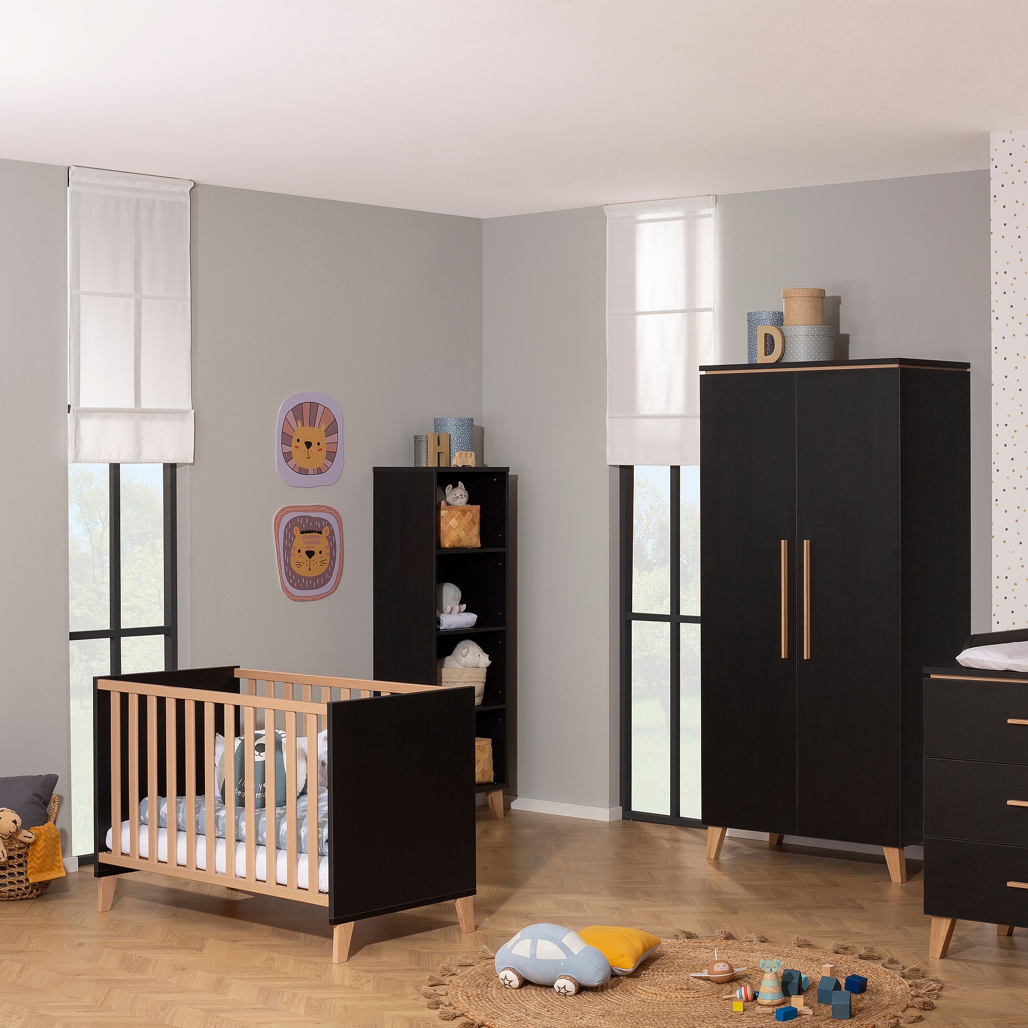Modernes Kinderzimmer mit Kinderbett, Kleiderschrank, Regalen, Spielzeug und Löwen-Wandmalerei.