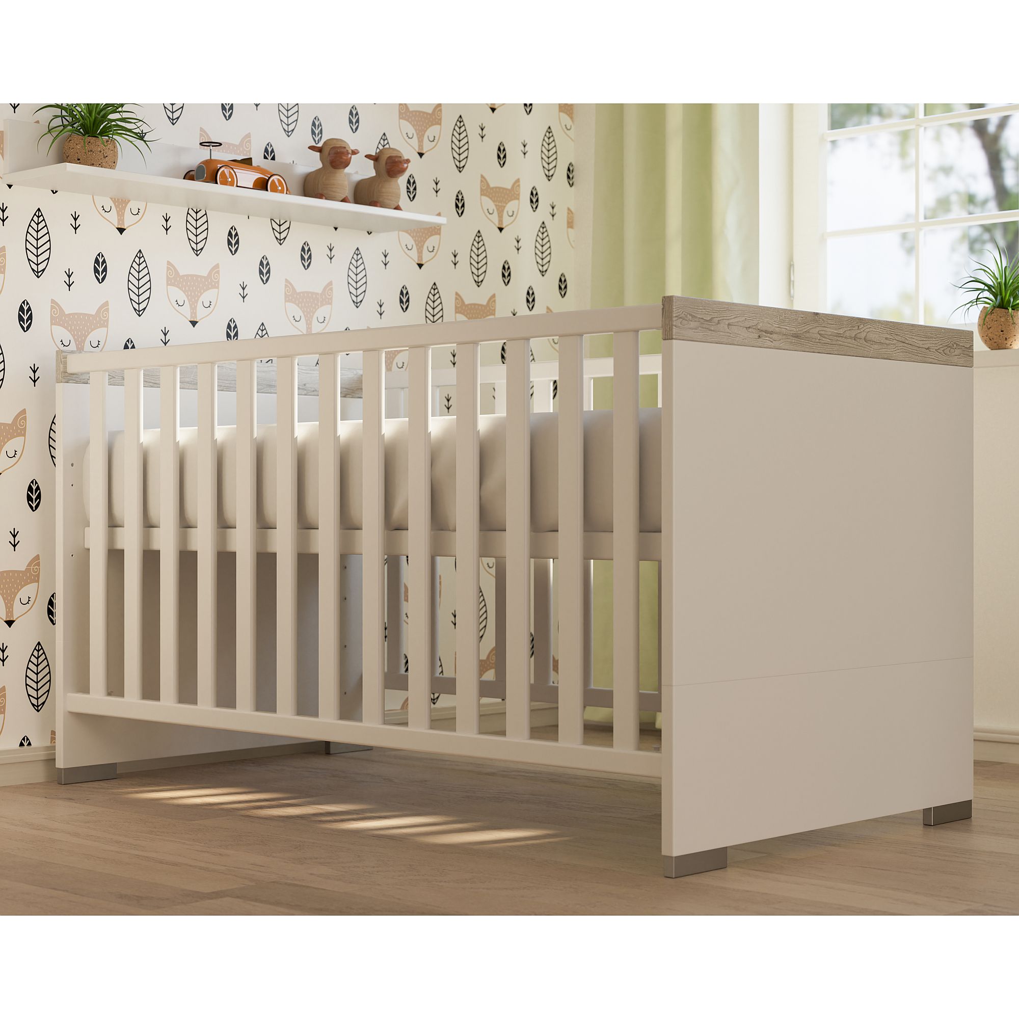 Weißes Holzbettchen in einem Kinderzimmer mit Fuchstapete und Fenster.