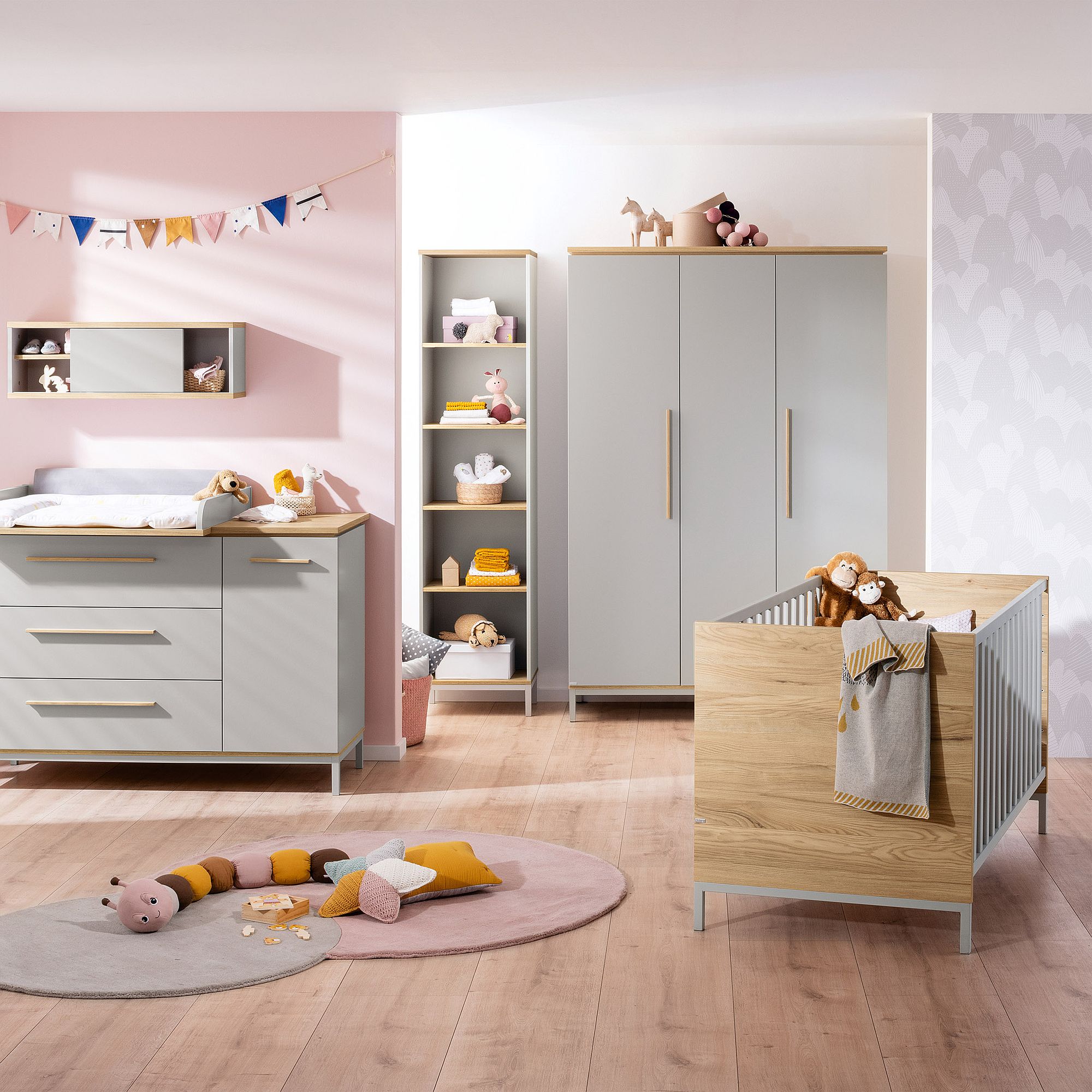 Modernes Kinderzimmer mit Möbeln in Pastelltönen, einem Kinderbett, Spielzeug und Tierdekorationen.