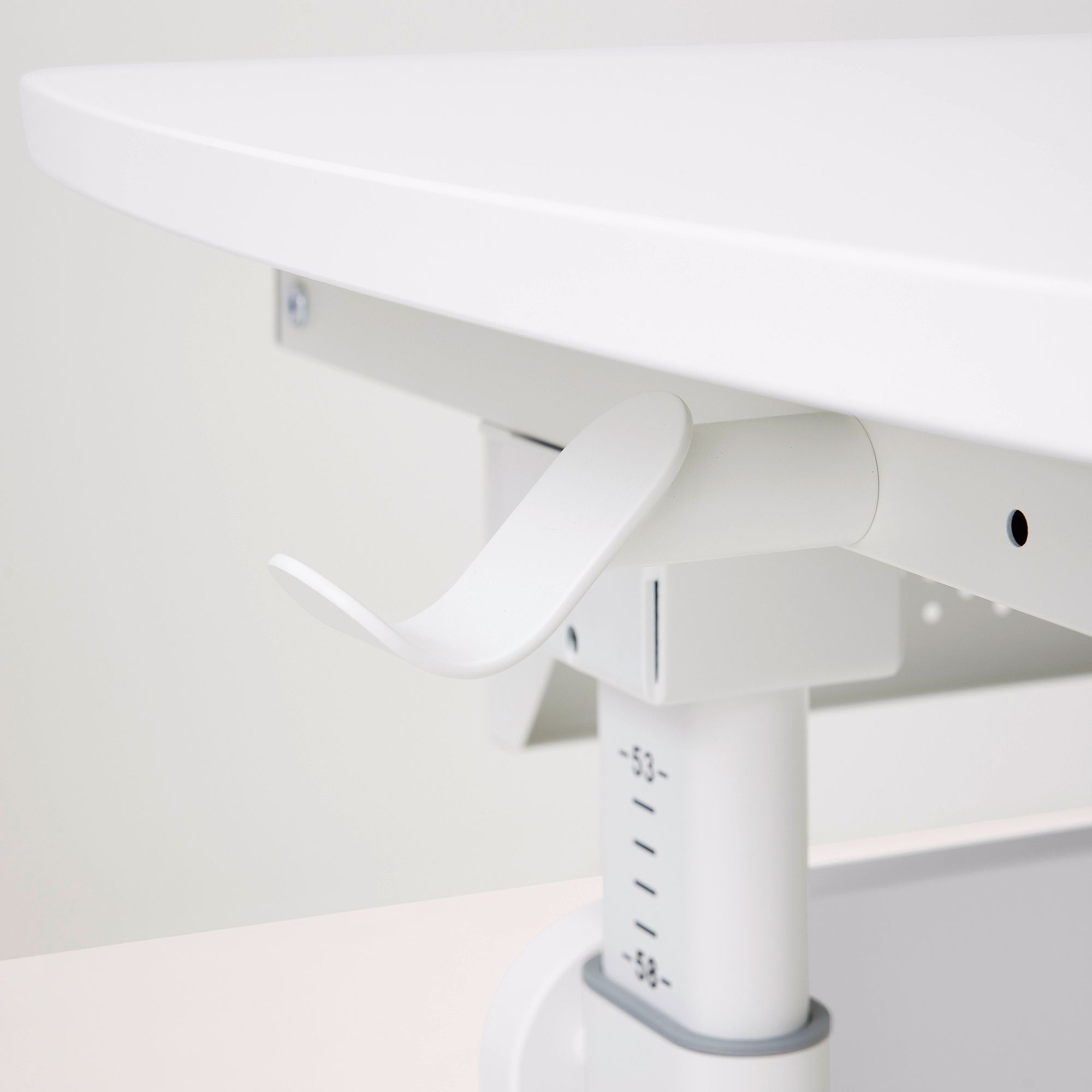 Nahaufnahme eines weißen verstellbaren Schreibtischhebels mit Messmarkierungen.