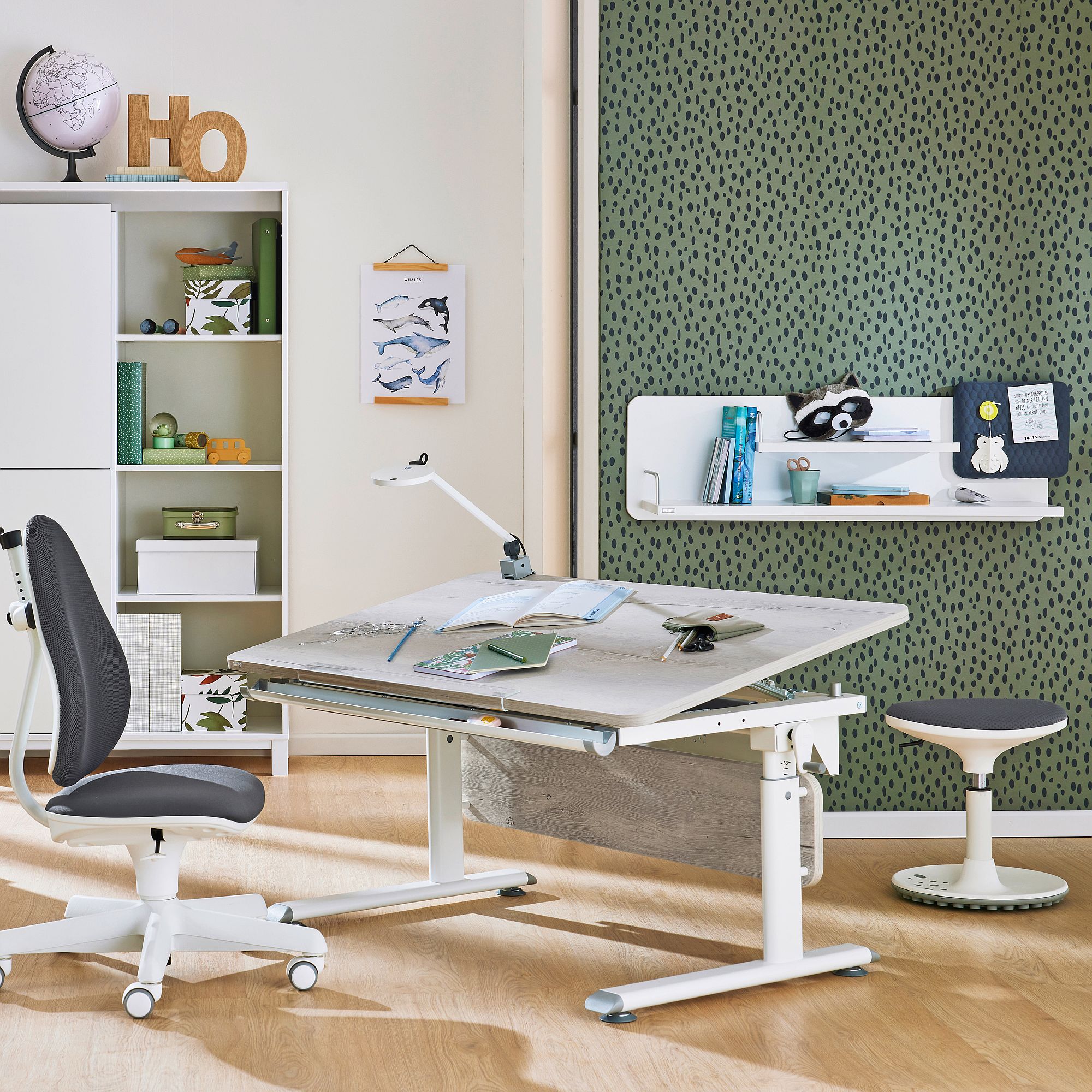 Modernes Arbeitszimmer mit einem verstellbaren Schreibtisch, Stuhl, Regalen und Wanddekoration.