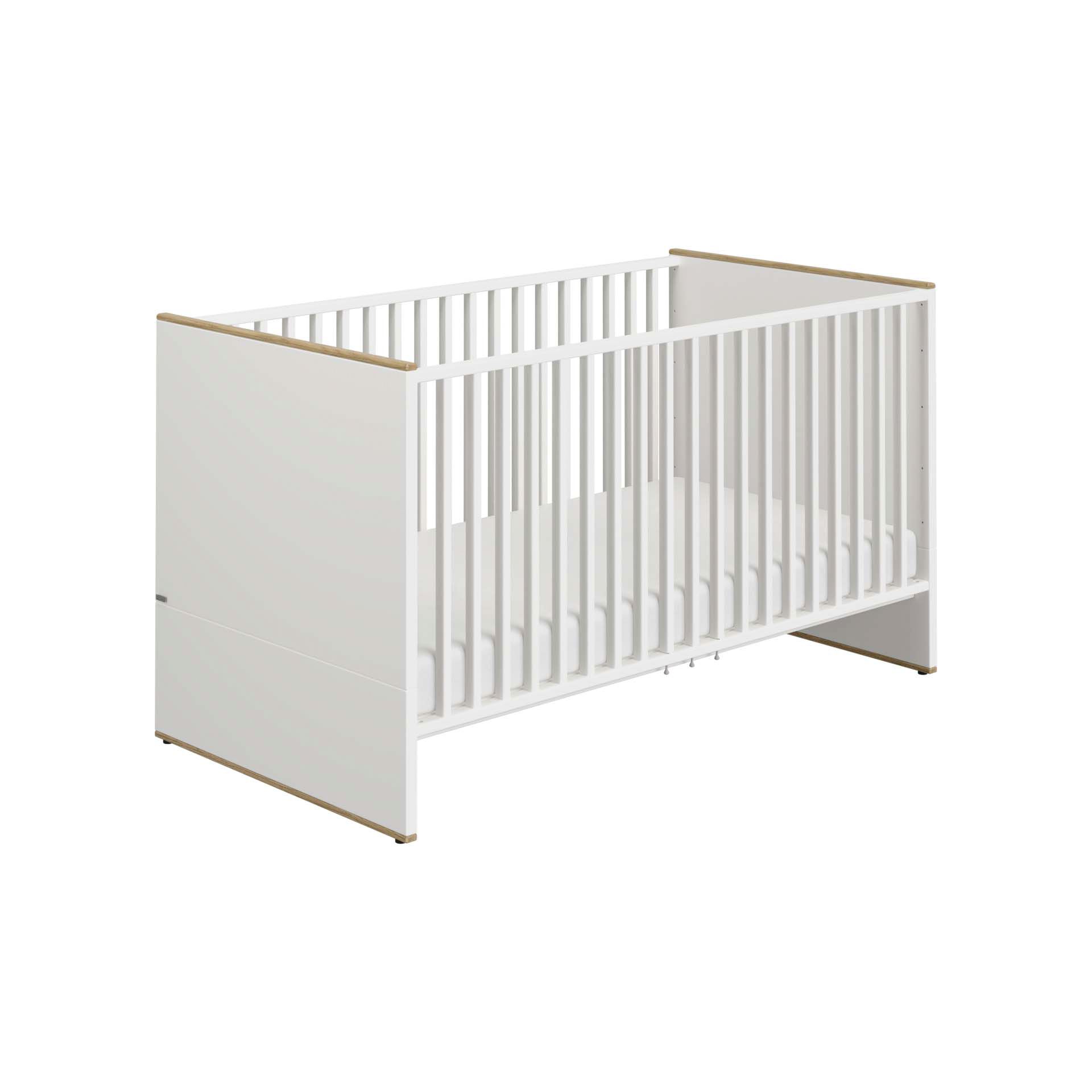 Weißes Babybett aus Holz mit Gitterwänden und Akzenten aus Naturholz.