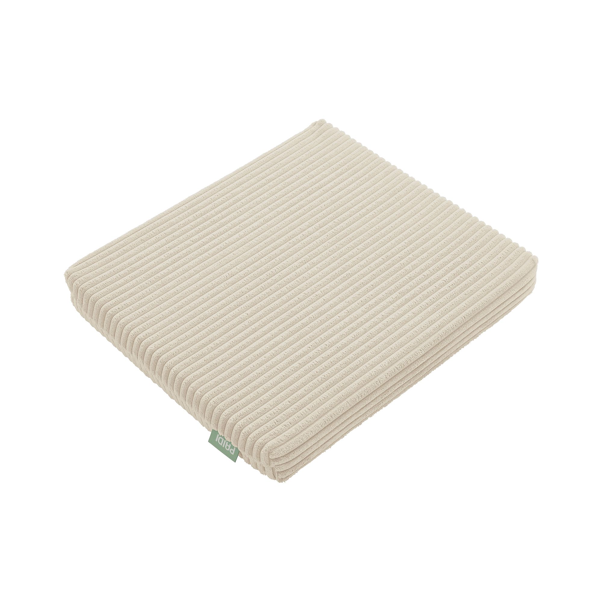 Ein beigefarbenes, geripptes, rechteckiges Kissen mit einem kleinen grünen Anhänger an der Seite.