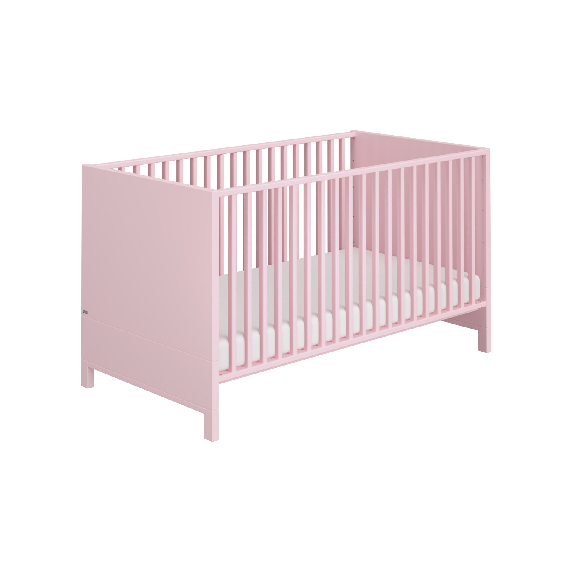 Rosa Babybett aus Holz mit vertikalen Latten und einer weißen Matratze auf weißem Hintergrund.