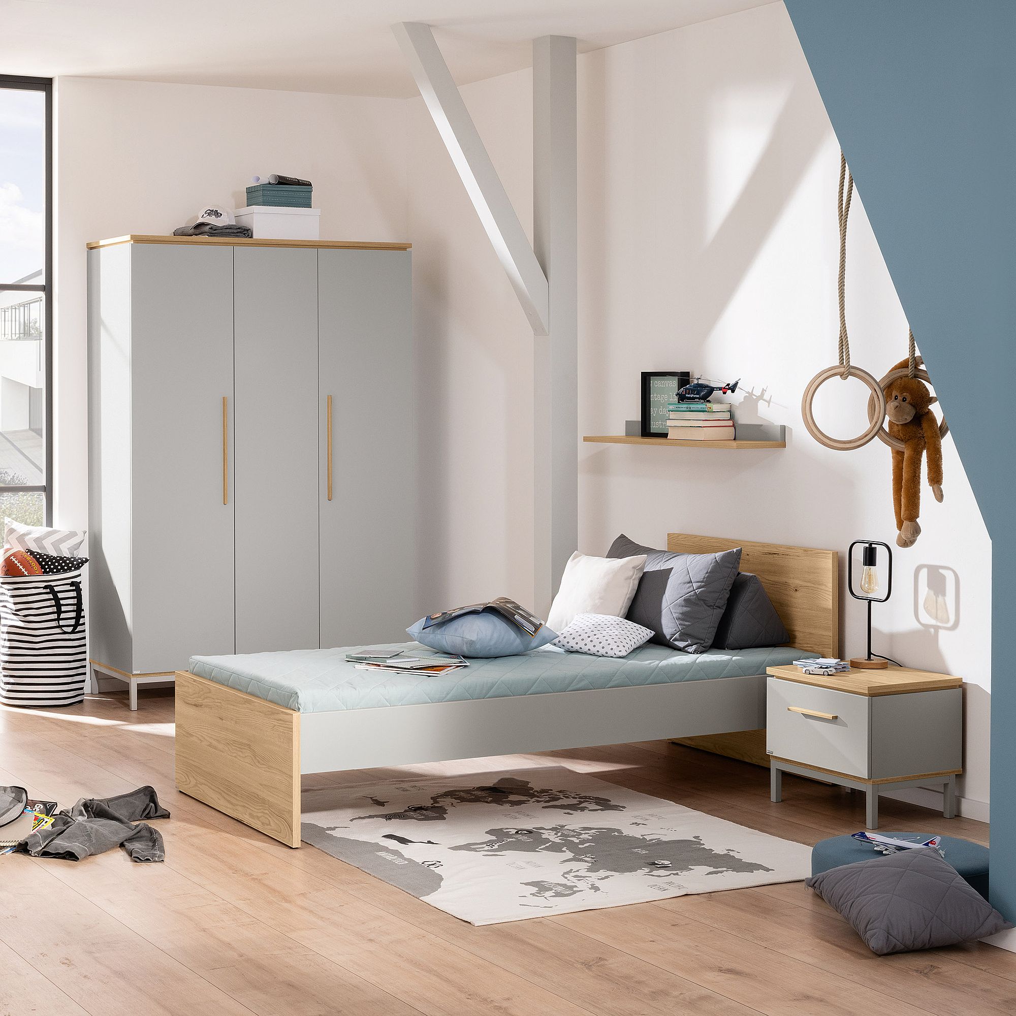 Modernes, minimalistisches Schlafzimmer mit einem Einzelbett, einem Kleiderschrank und verspielten Dekorationsartikeln.