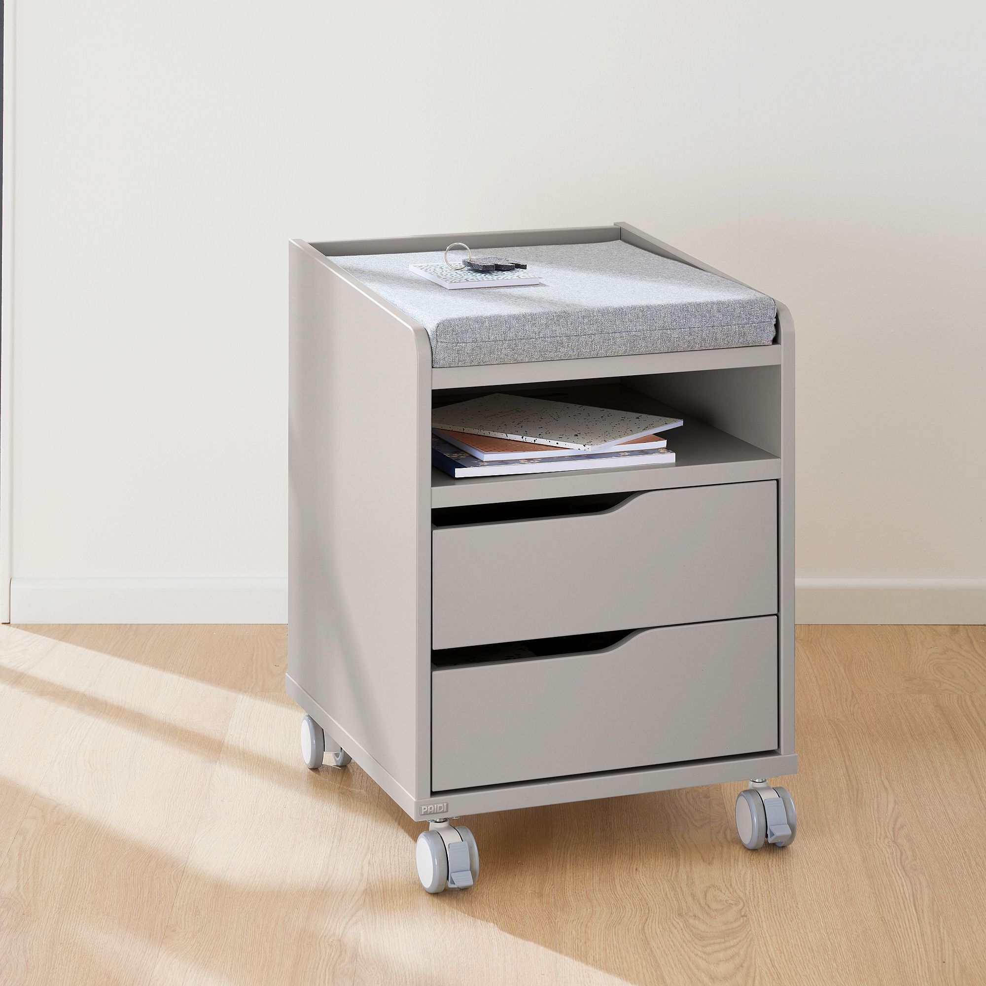 Rollcontainer  mit 2 Schubladen in Kieselgrau Ein grauer rollender Aufbewahrungswagen mit zwei Schubladen und einem offenen Regal.