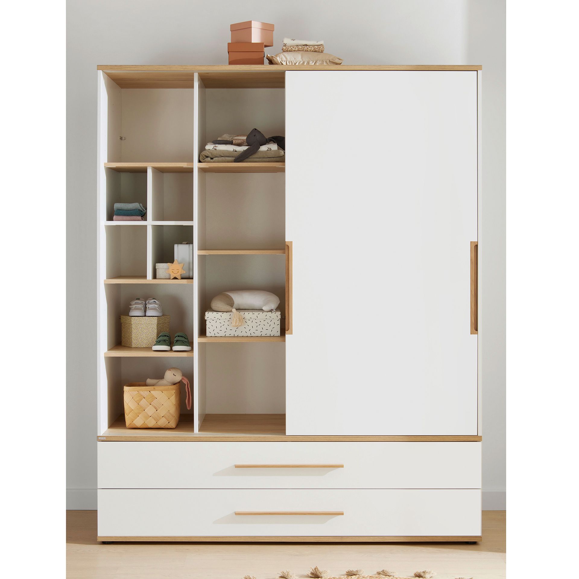 Schiebetürenschrank Yolanda mit 2 Schiebetüren und 2 Schubladen in 164 cm Weißer Kleiderschrank mit Schiebetüren, offenen Regalen, Schubladen und verschiedenen Gegenständen.