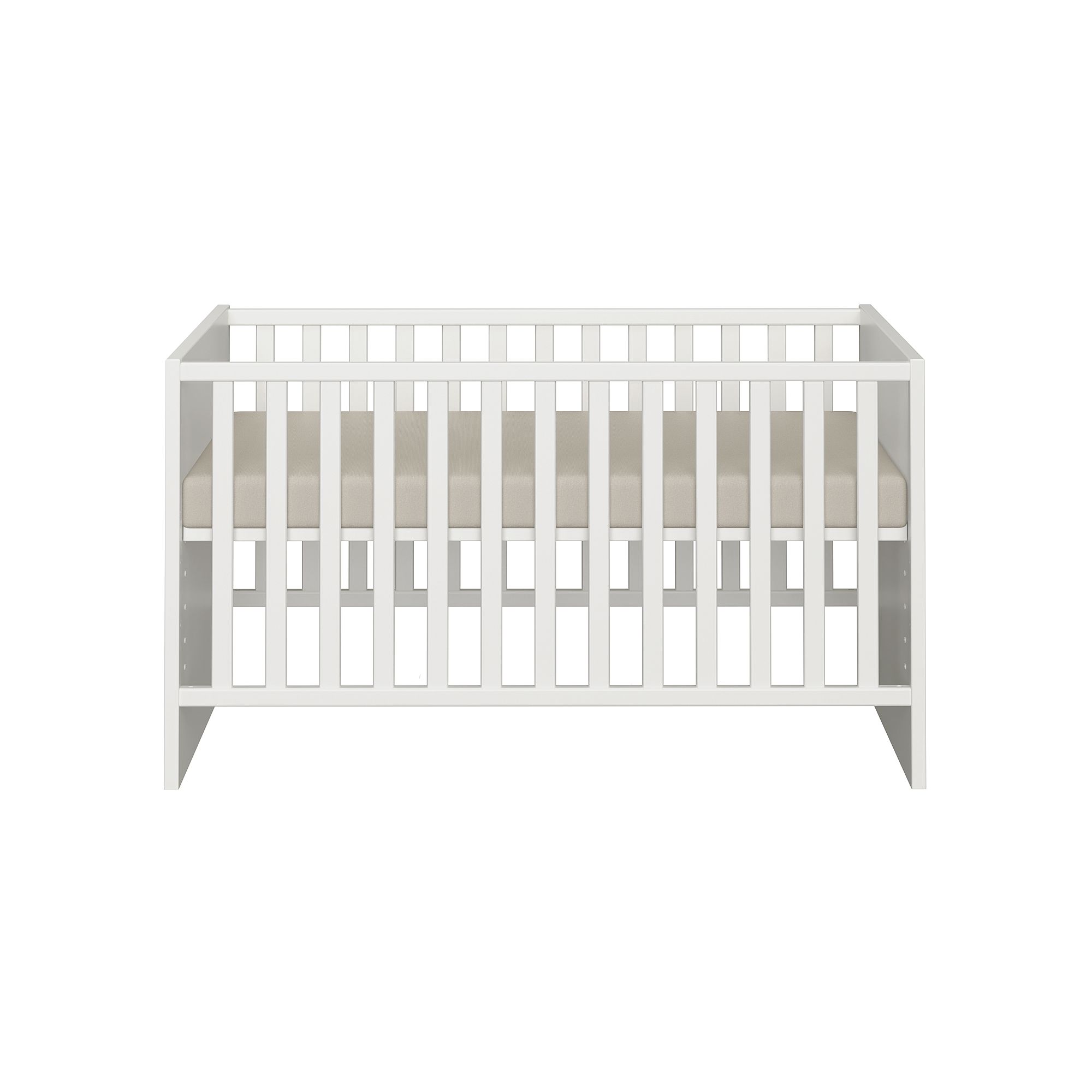 Weißes Babybett mit beiger Matratze, von vorne gesehen auf weißem Hintergrund.