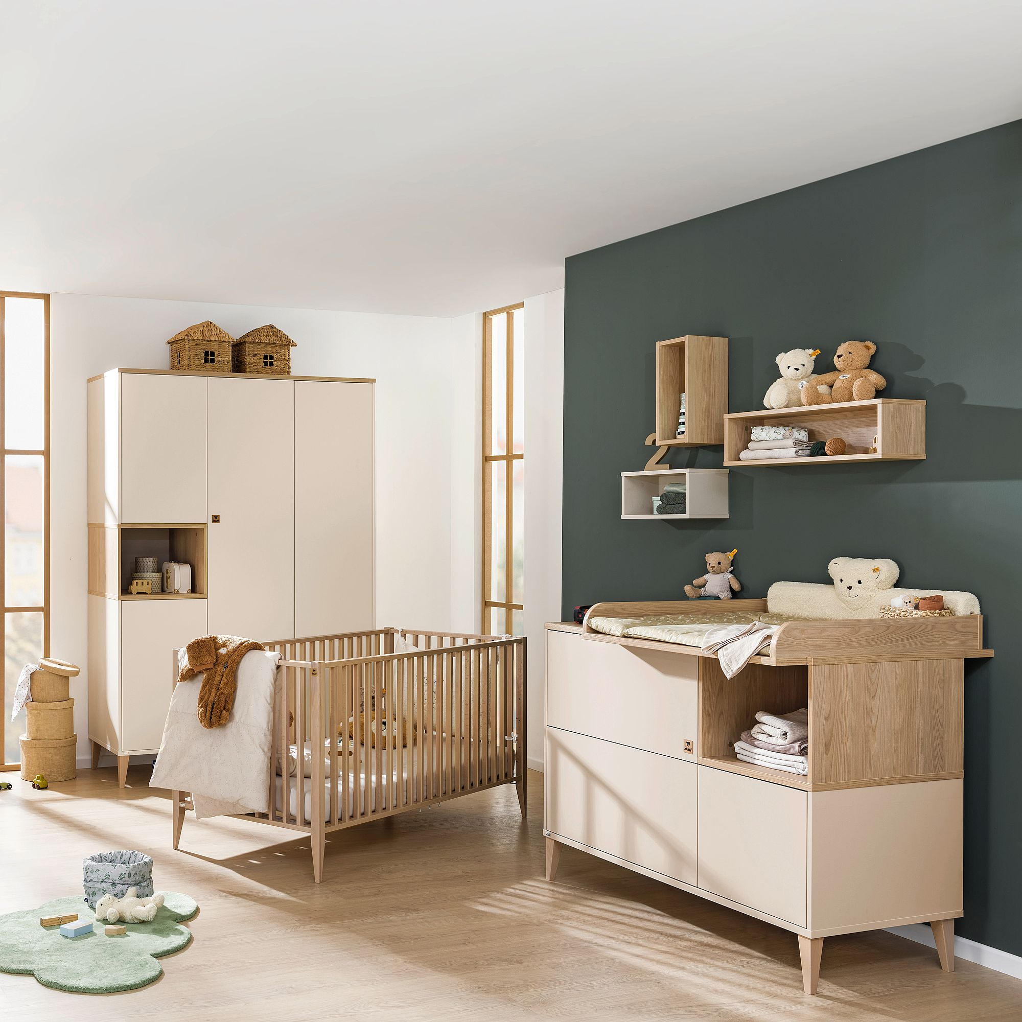 Modernes Kinderzimmer mit Kinderbett, Wickeltisch, Kleiderschrank, Spielzeug und Stofftieren.