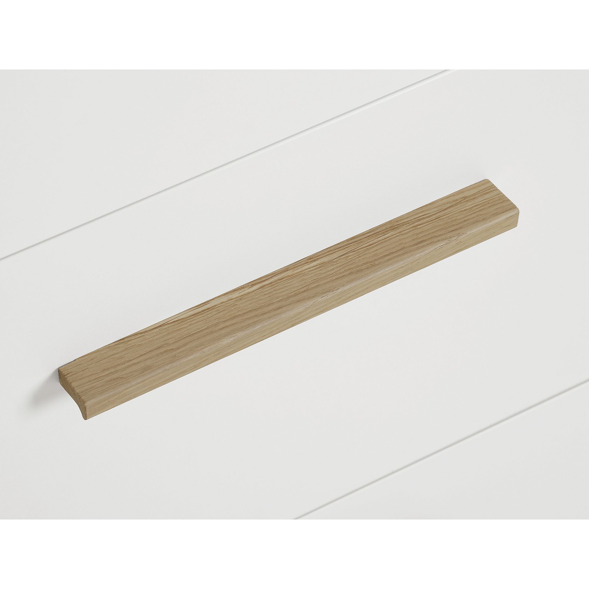 Holzgriff an einer weißen Schubladenfront mit horizontalen Linien.