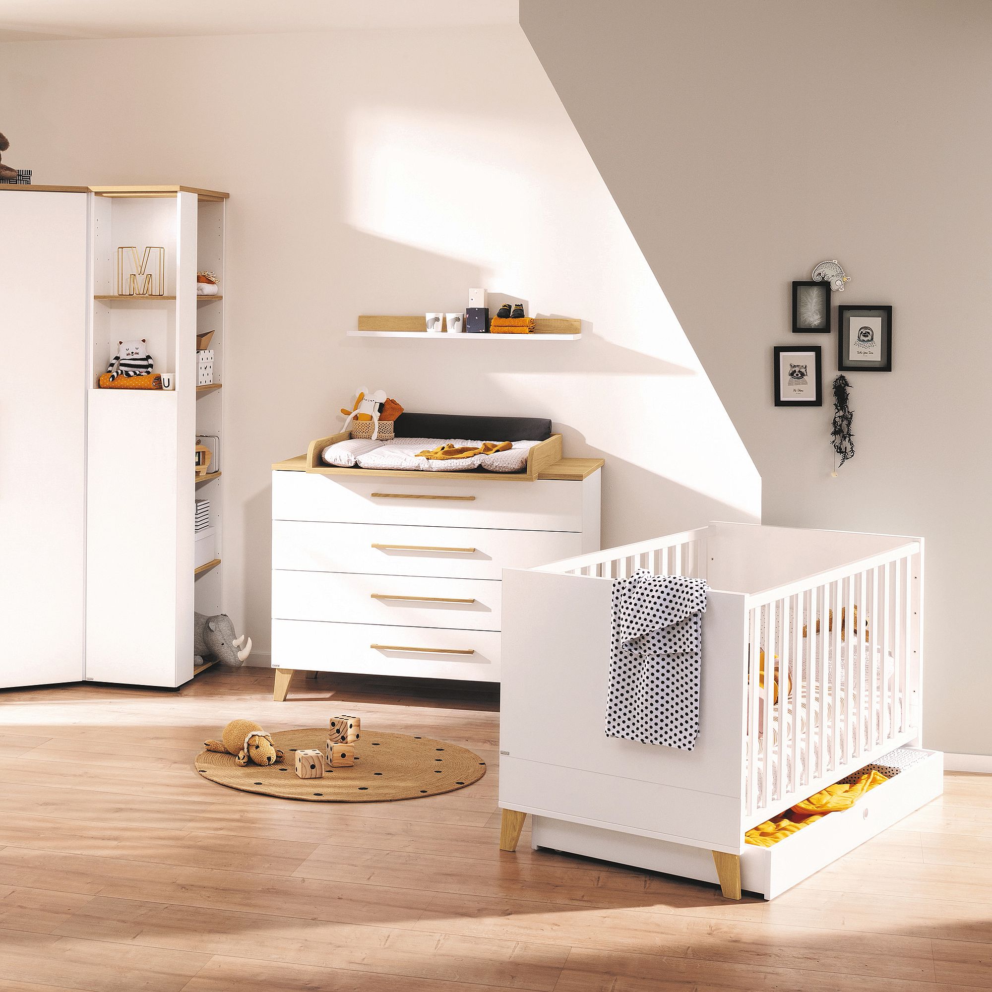Modernes Kinderzimmer mit einem Kinderbett, einem Wickeltisch, Regalen und Spielzeug auf einem Holzboden.