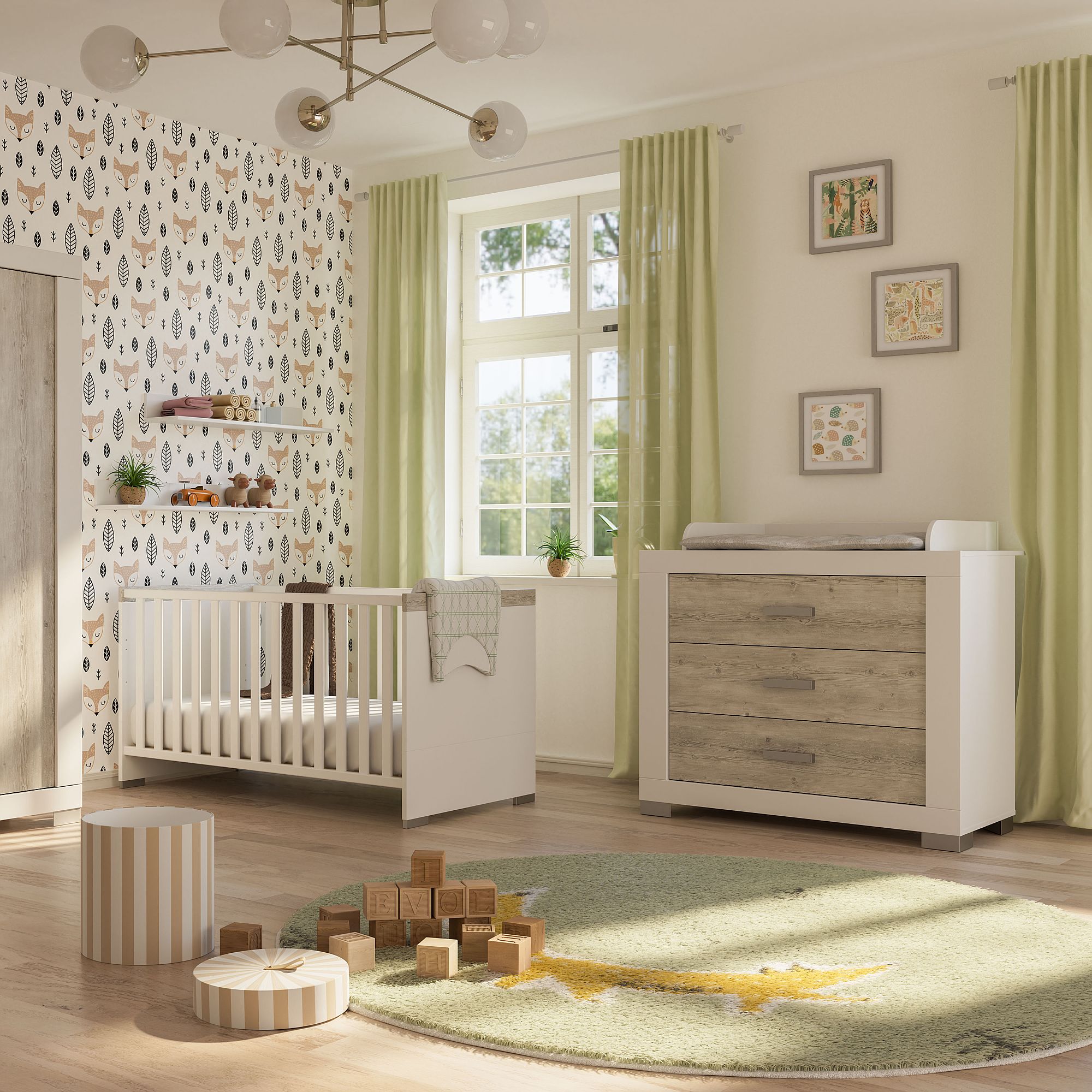 Modernes Kinderzimmer mit einem Kinderbett, einer Kommode, pastellfarbenem Dekor und grünen Vorhängen.