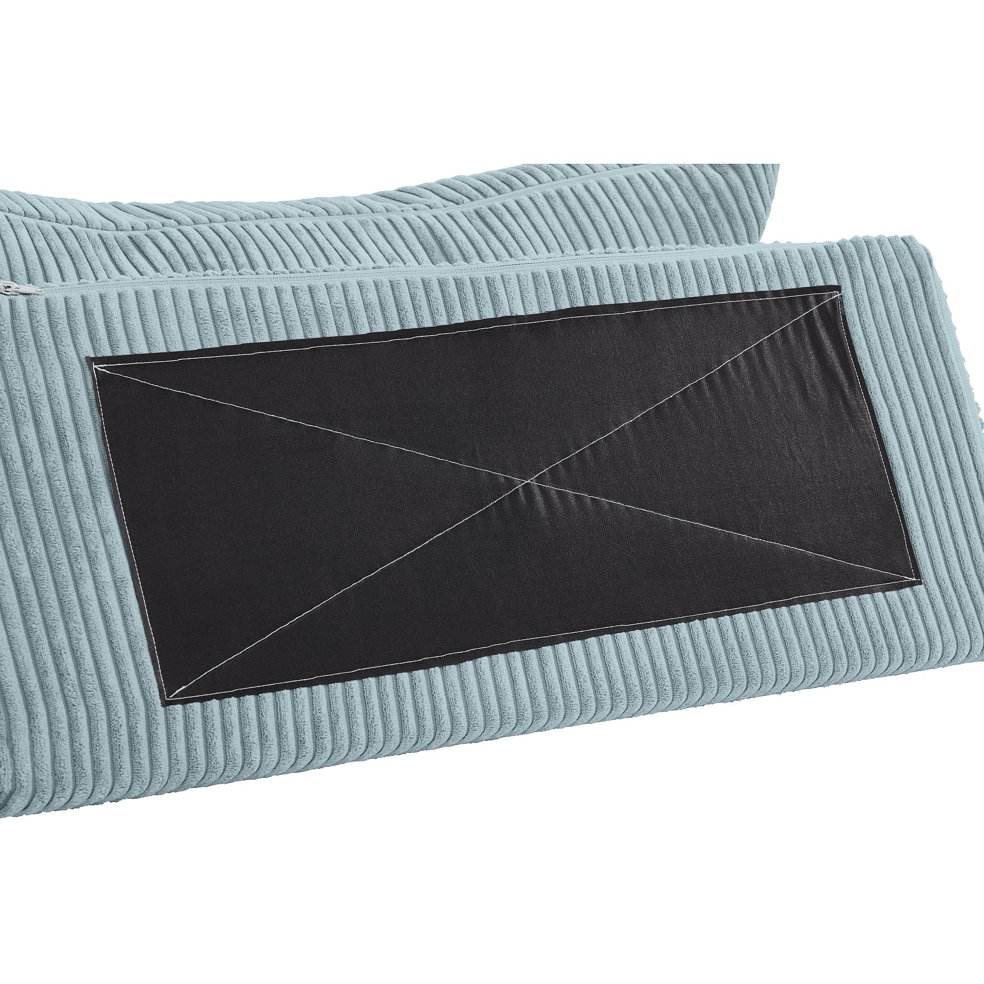 Rechteckiges blaues Kordkissen mit schwarzem Stoffeinsatz auf einer Seite.