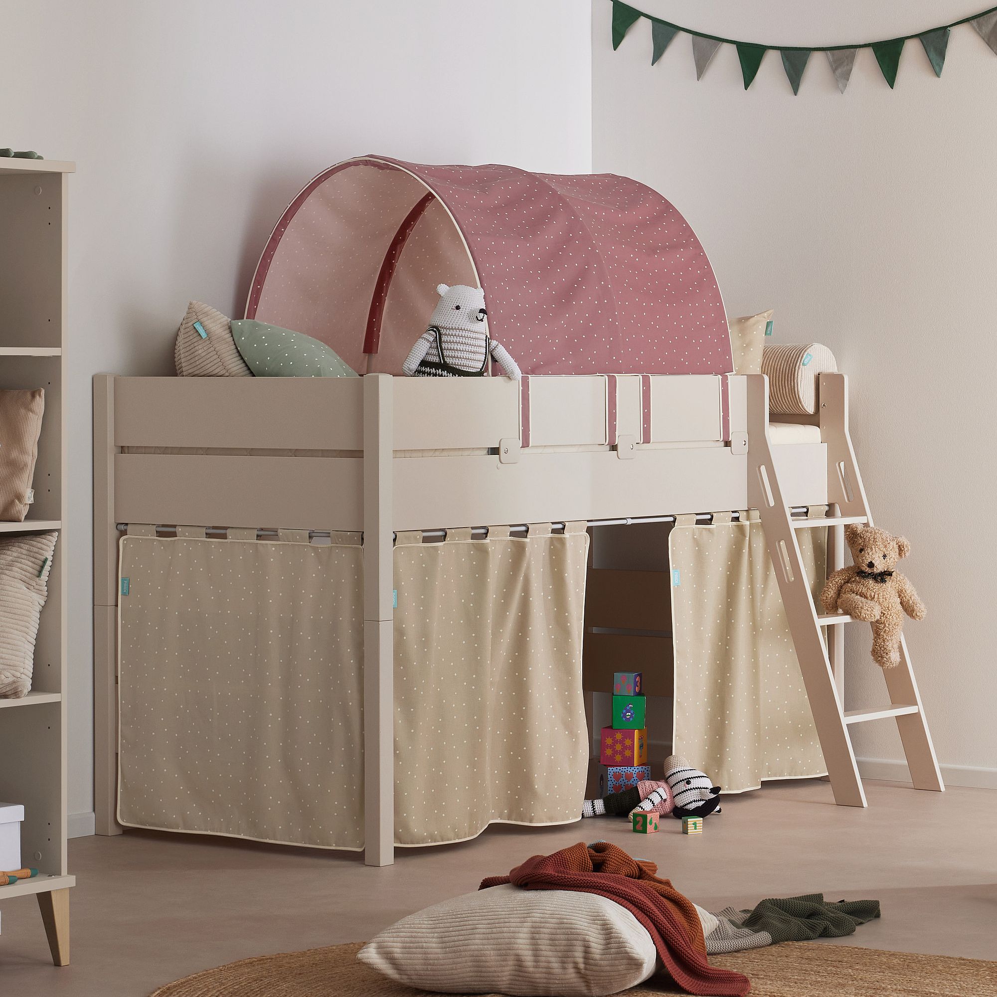 Kinder-Hochbett mit Zelt, Teddybär und Spielzeug.