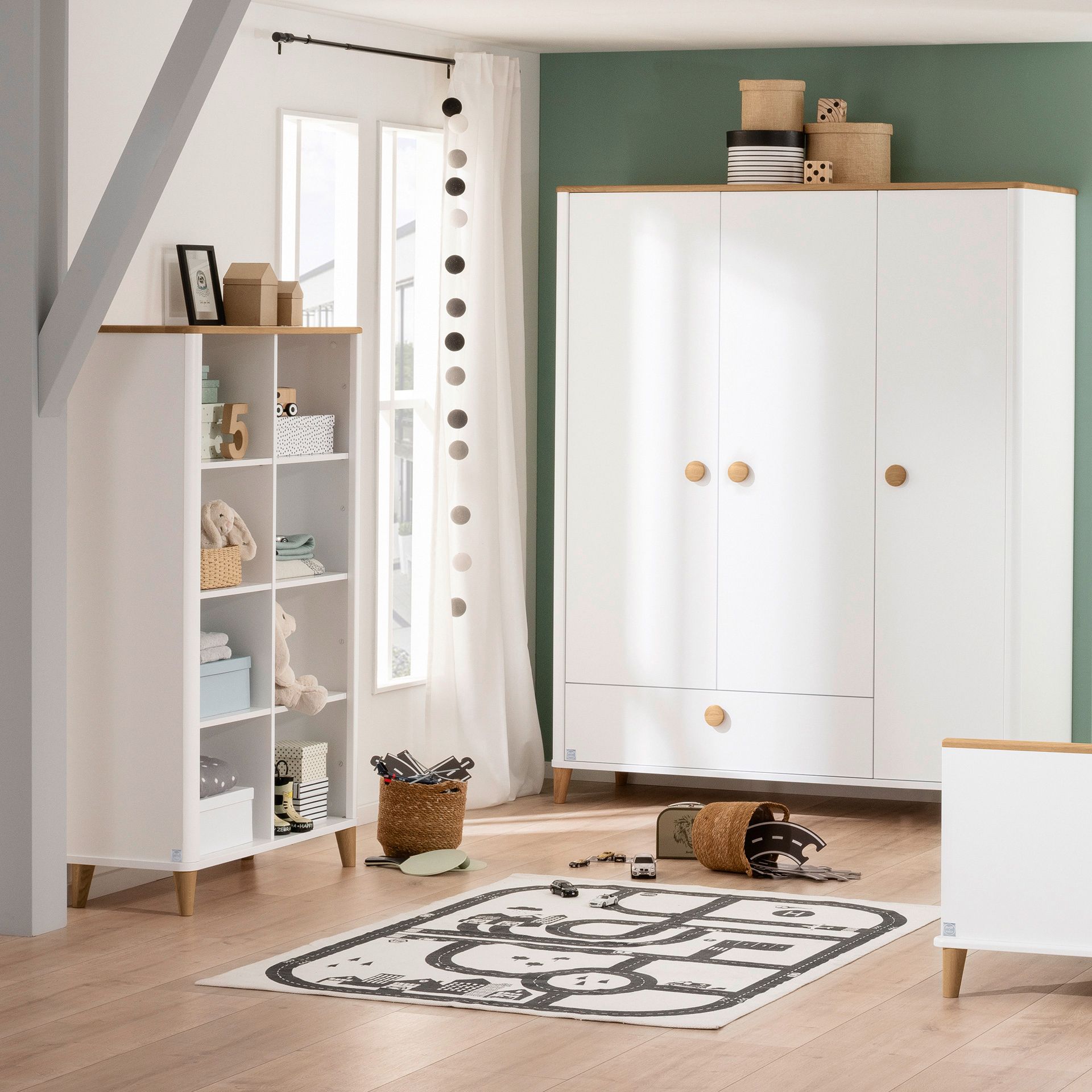 Standregal Lotte & Fynn - Steiff by PAIDI 8 offene Fächer Modern childrens room with white furniture, toys, and a hopscotch rug.
