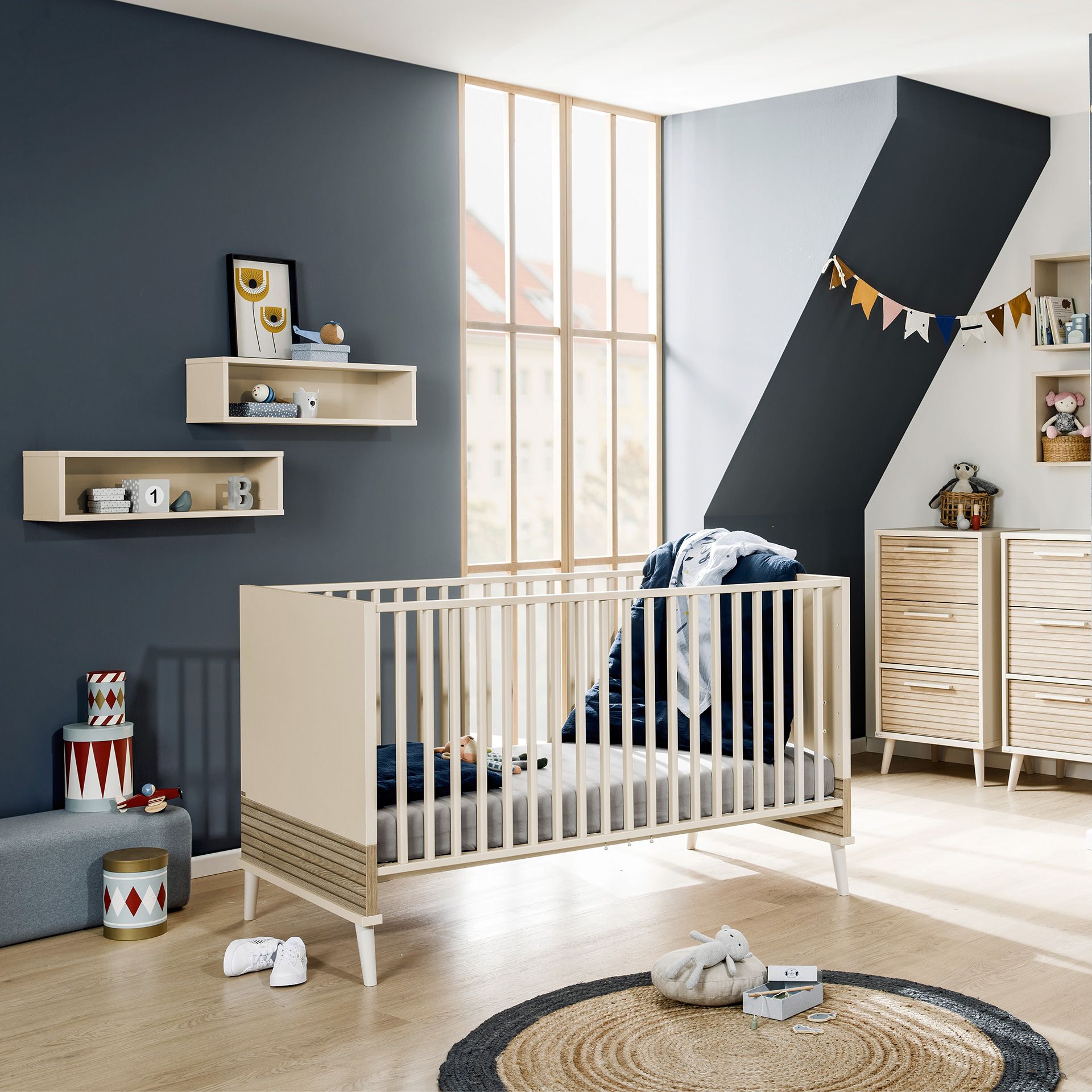 Modernes Kinderzimmer mit einem Holzbett, Regalen und verspielter Dekoration bei natürlichem Licht.