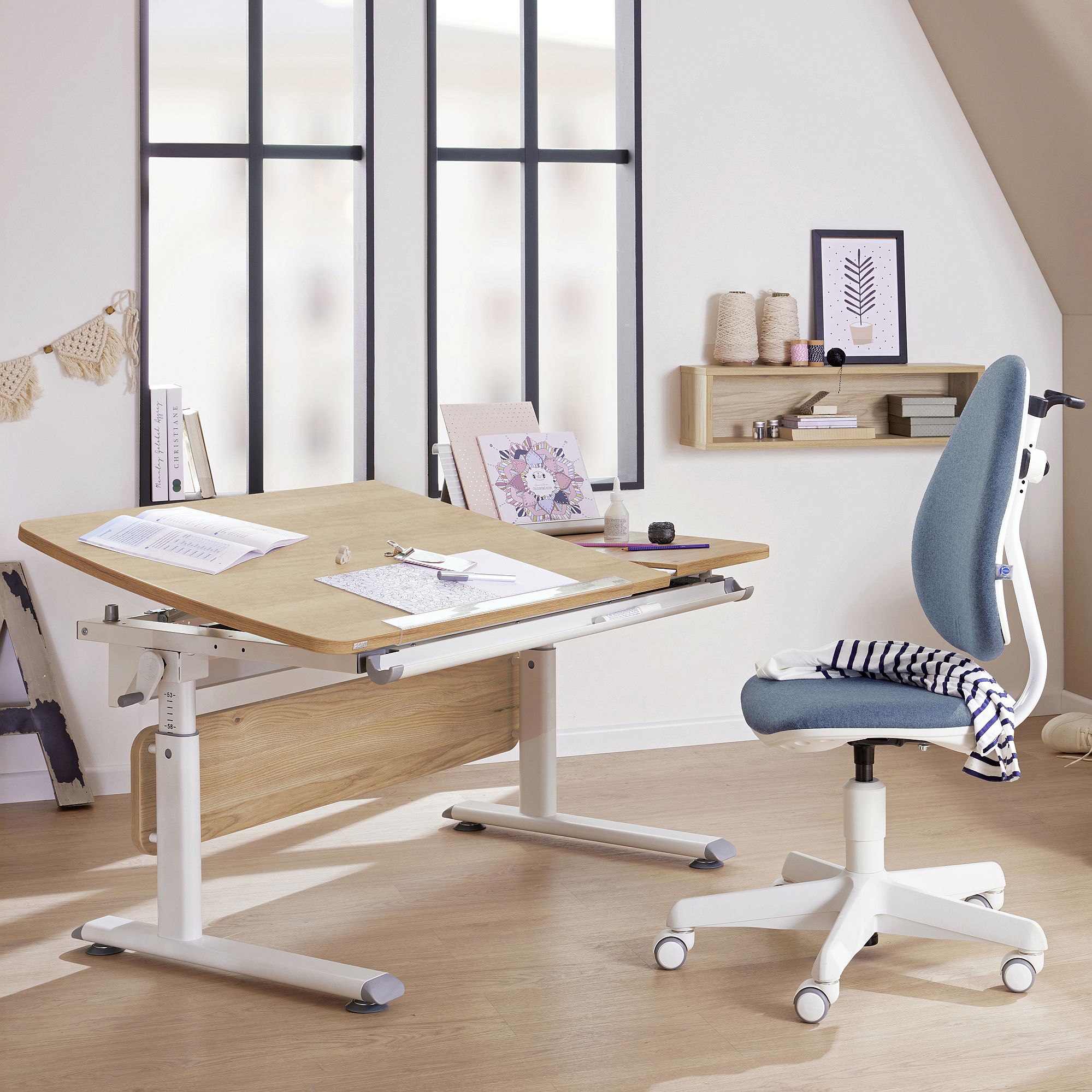 Schülerschreibtisch Diego GT Curved 130 x 70 cm, Eiche-Montana Modern study desk with a tilting wooden surface and a blue office chair.