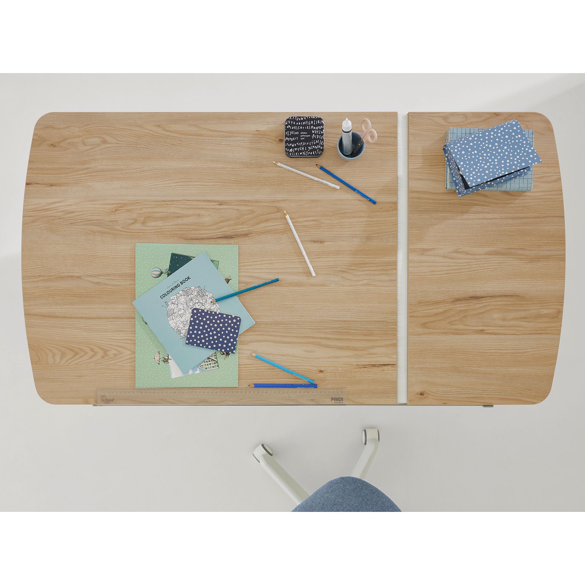 Schülerschreibtisch Diego GT Curved mit geteilter Platte 130 x 70 cm in Eiche-Montana Ein hölzerner Schreibtisch mit Papieren, Bleistiften und Schreibwaren von oben gesehen.