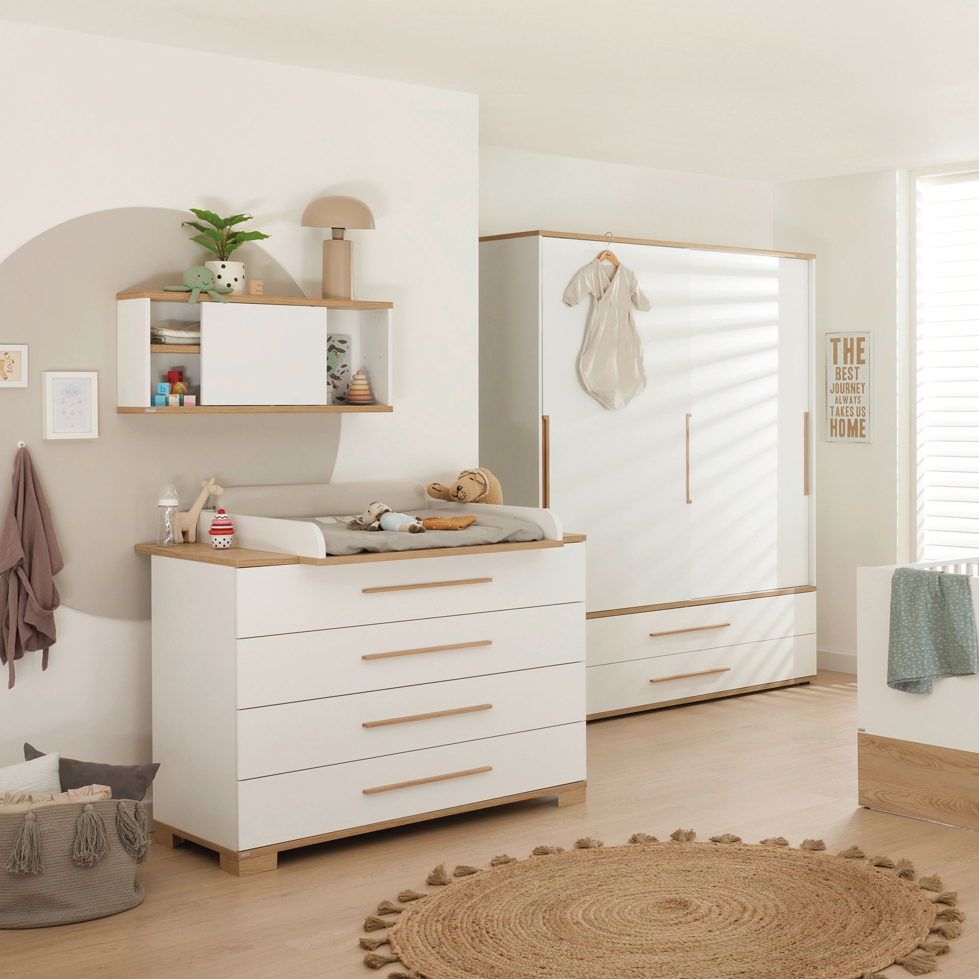 Wickelkommode Yolanda mit 4 Schubladen Modernes Kinderzimmer mit weißen Möbeln, neutralem Dekor und natürlichen Holzakzenten.