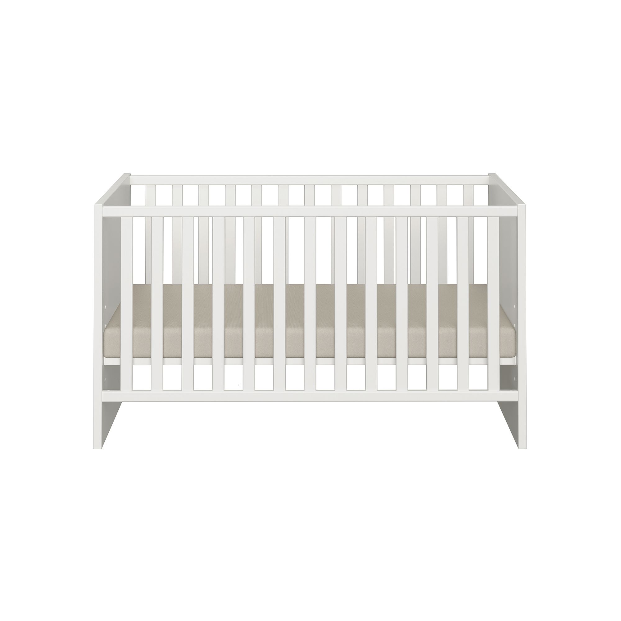 Weißes Babybett mit vertikalen Latten und einer beigen Matratze, von vorne gesehen.