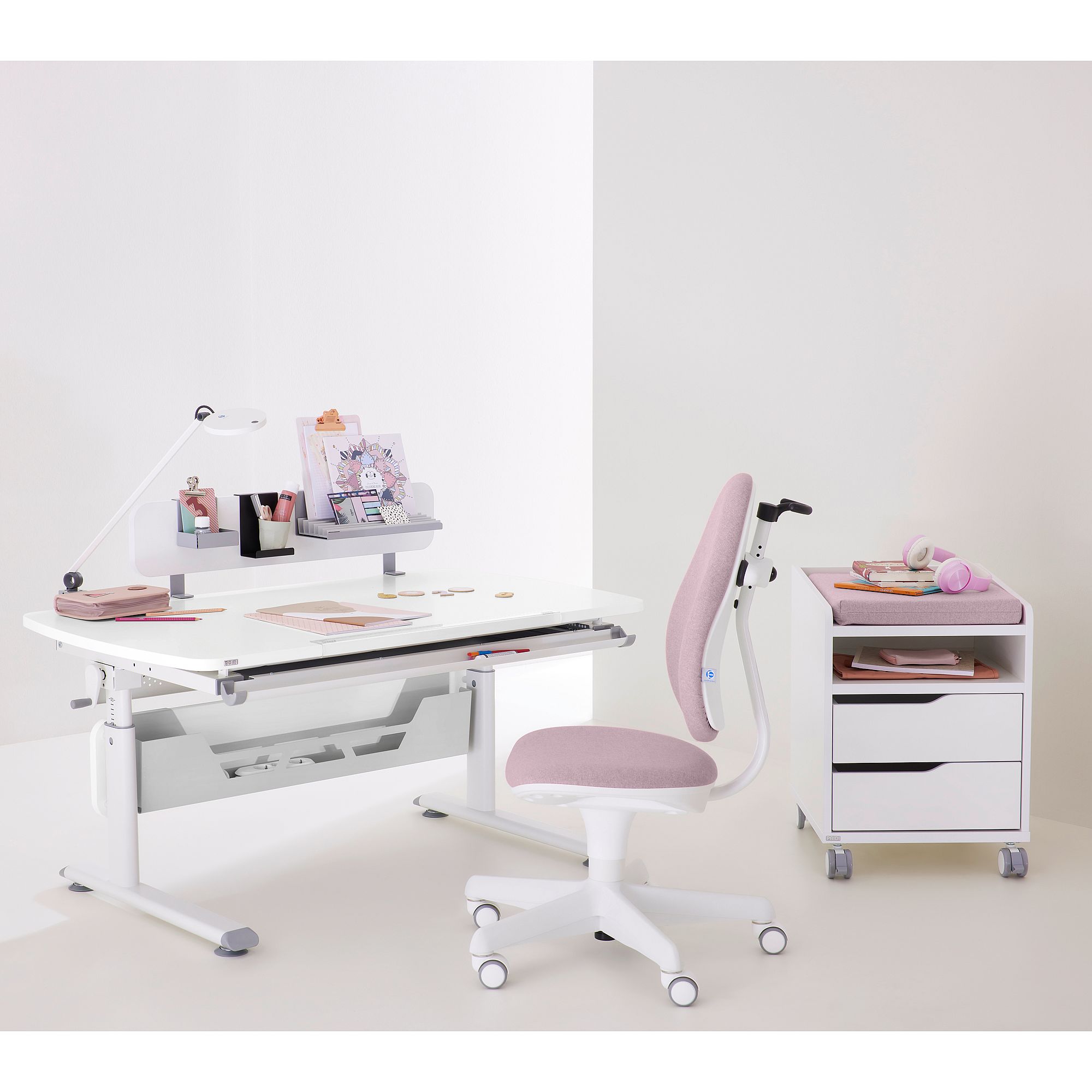 Weißer Schreibtisch mit rosa Stuhl, Lampe und organisierten Schreibwaren.