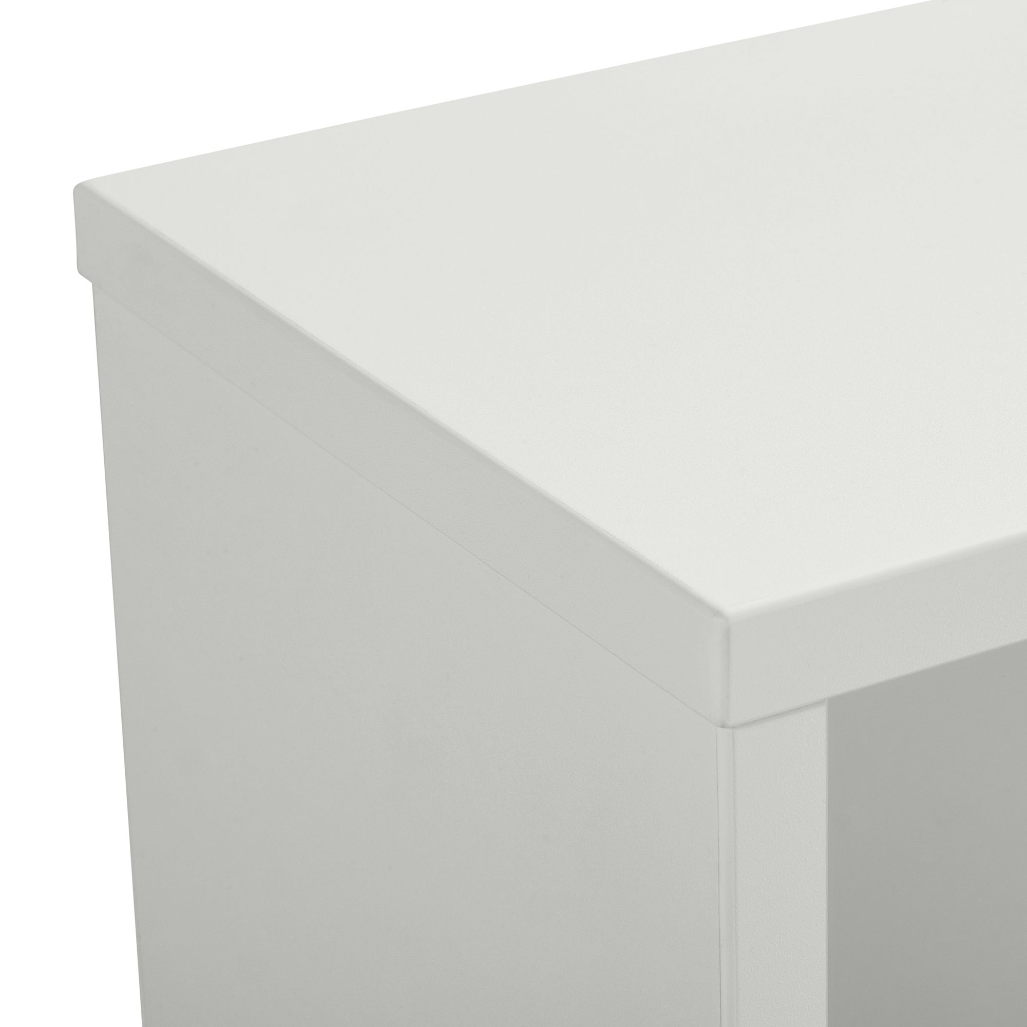 Wandregal  Wandbox  rechteckig lang in Off-White Nahaufnahme der oberen Ecke eines weißen rechteckigen Tisches oder Regals.