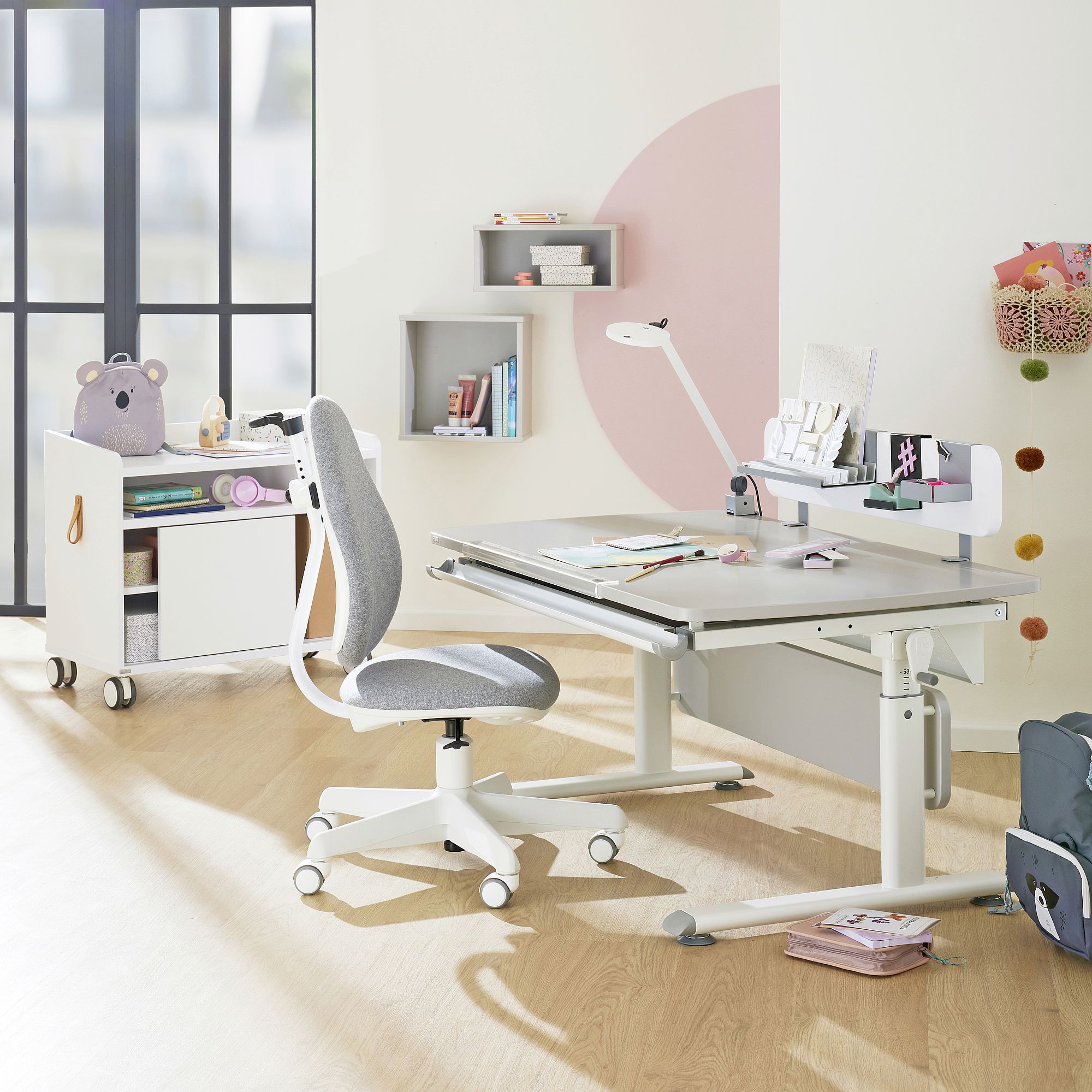 Rollcontainer Rollcaddy mit 1 Schiebetür in Kreideweiß Modernes, helles Arbeitszimmer mit Schreibtisch, Stuhl, Regalen und Dekoration im Bärendesign.