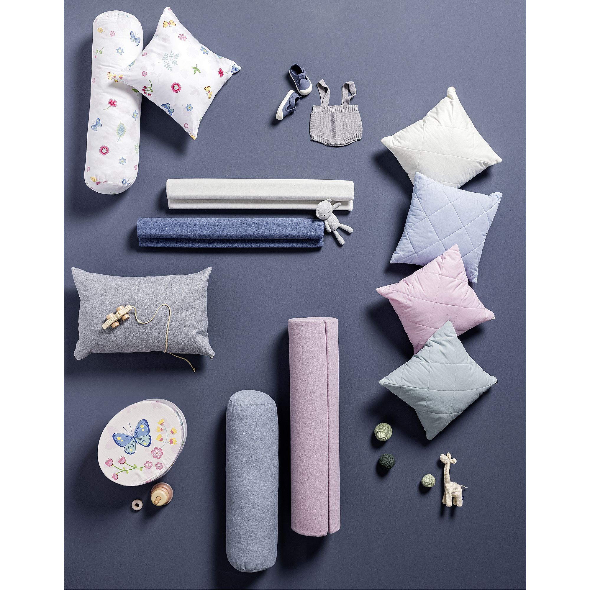 Partykissen  60 x 40 cm im Mikrofaserbezug Steingrau Baby-Kissen, Spielzeug, Kleidung und weiche Nackenrollen auf einem lila Hintergrund.