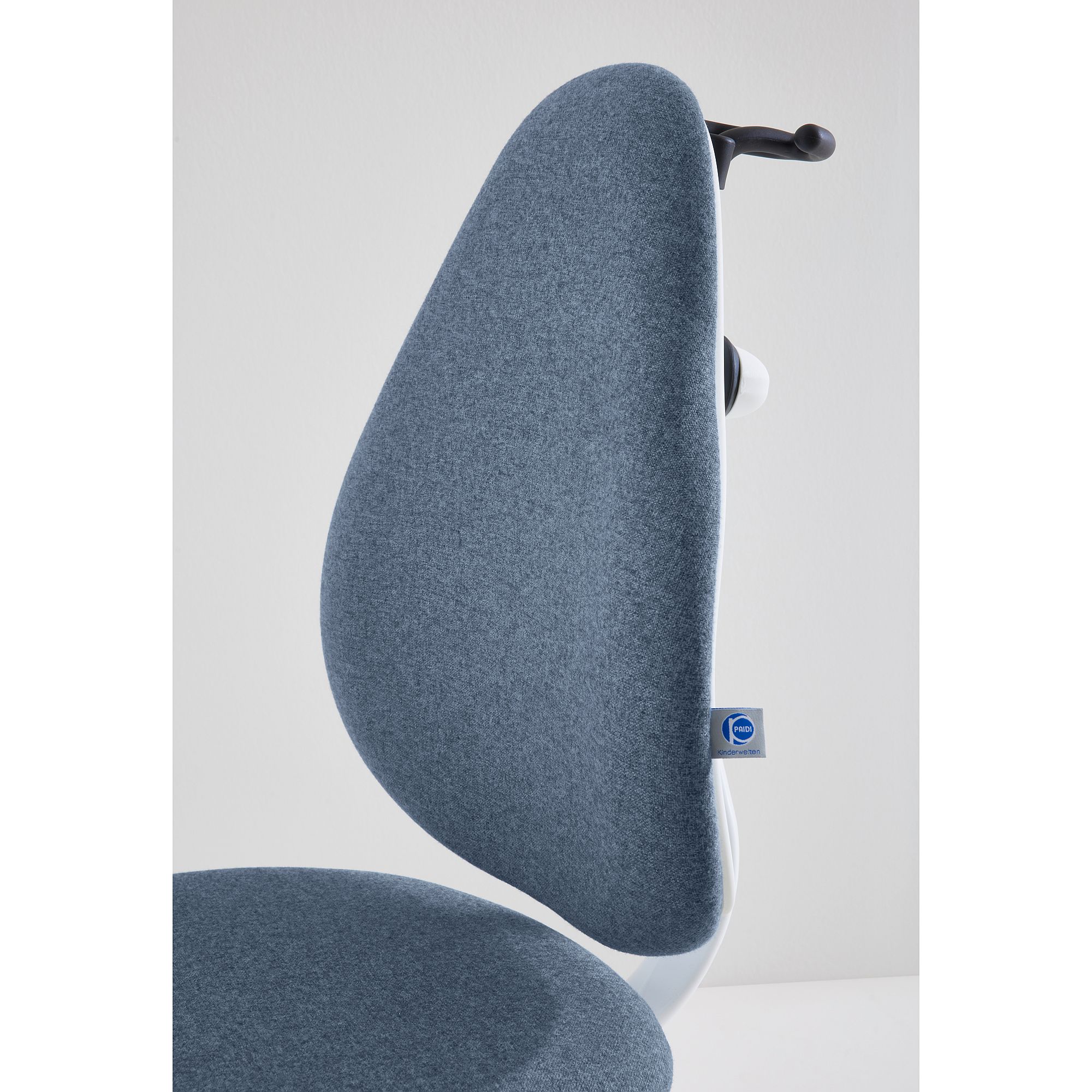 Drehstuhl Jooki S ergonomisch mitwachsend im Mikrofaserbezug  Tintenblau Seitenansicht eines modernen Bürostuhls mit einer gebogenen, grau gepolsterten Rückenlehne.