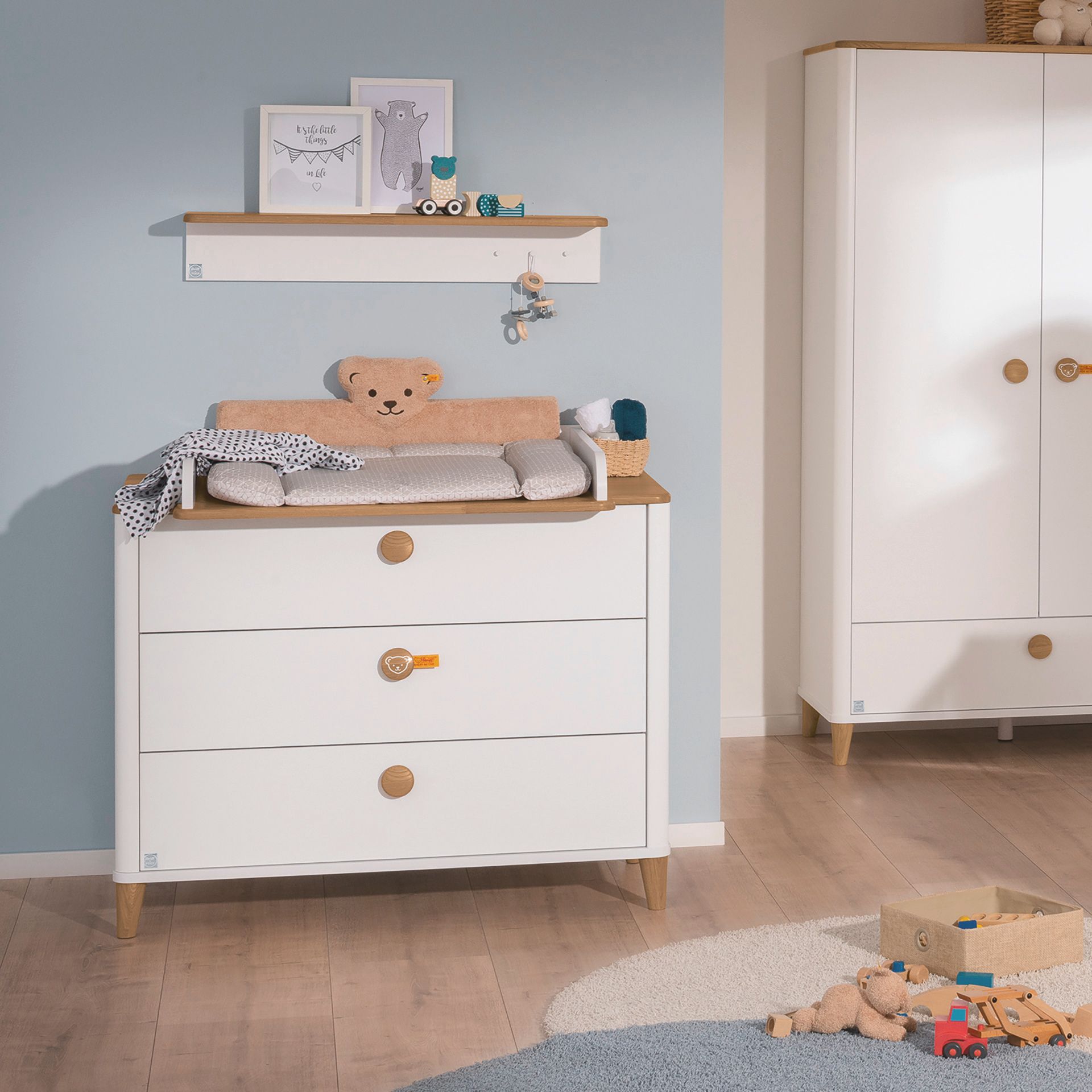 Kopfschutz Steiff by PAIDI Kissen für Wickelaufsatz, Braun Modern nursery with changing table, toys, and light blue and white decor.