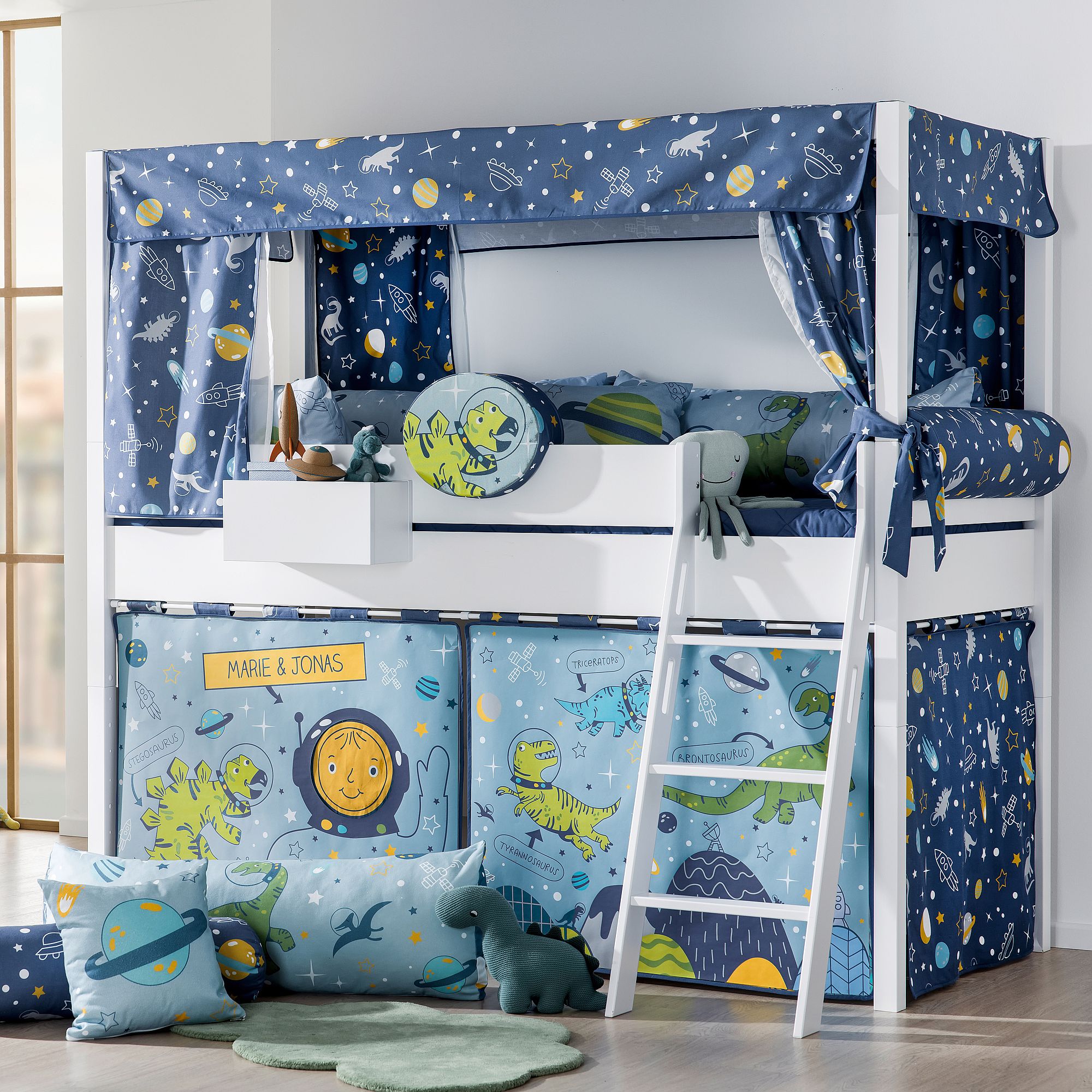 Kinder-Etagenbett zum Thema Weltraum mit blauen Vorhängen, Leiter und Plüschtieren.