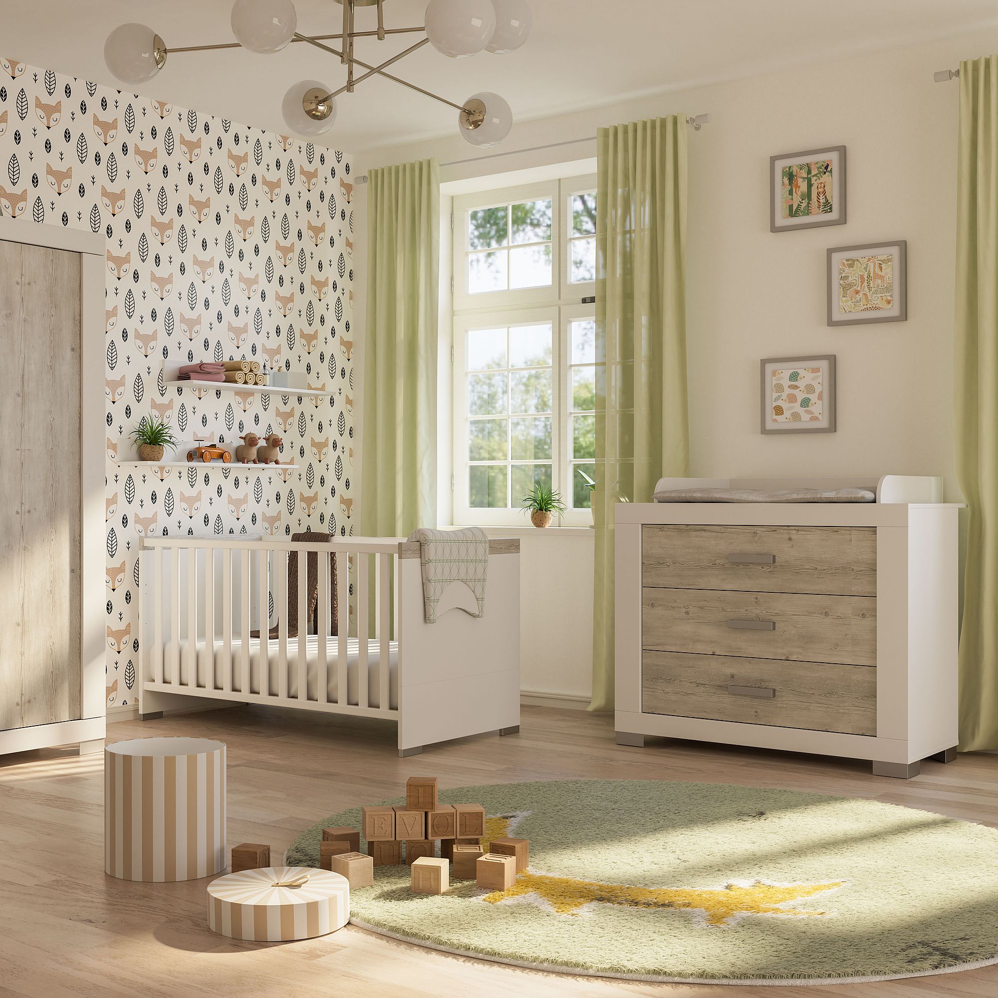 Helles Kinderzimmer mit Kinderbett, Kommode, grünen Vorhängen, Wandkunst und weichem grünen Teppich.