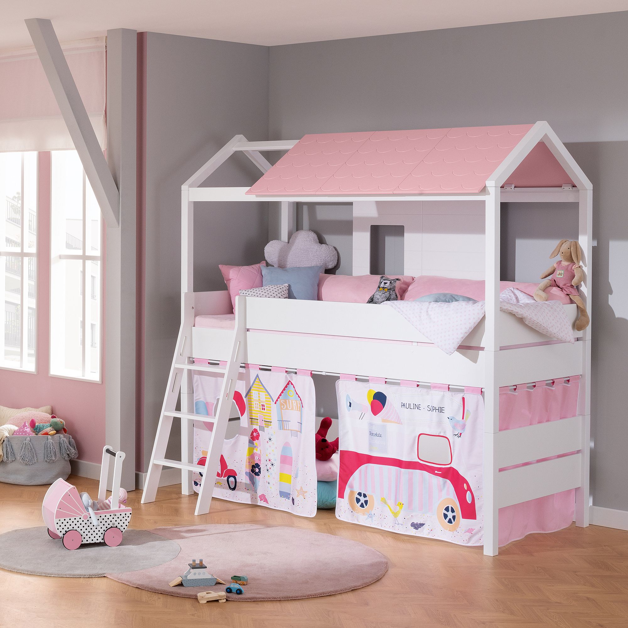 Hochbett für Kinder mit rosa Dach, Leiter und verspielten Stoffdekorationen.