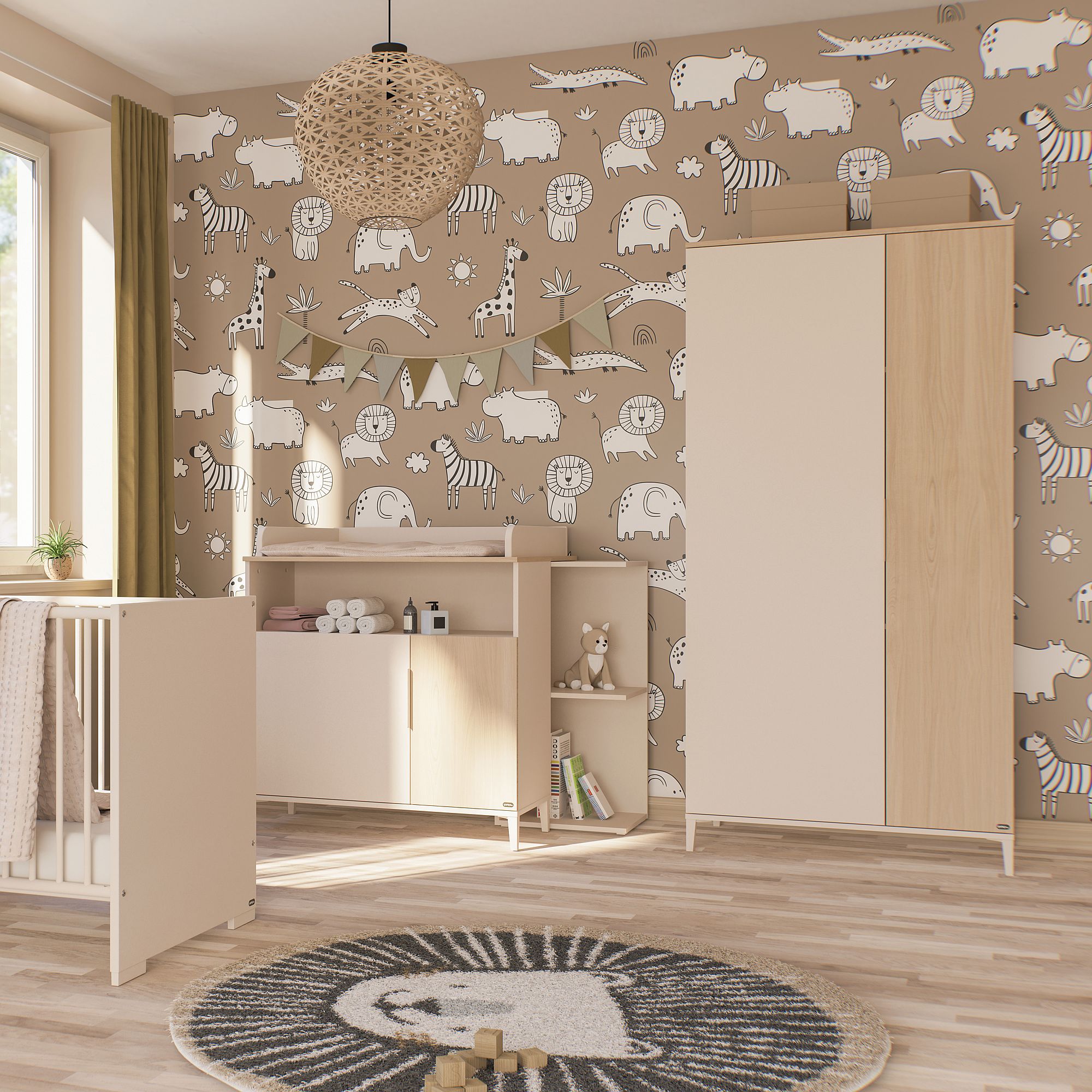 Neutrales Kinderzimmer mit Tiertapete, Holzmöbeln und einem runden Löwenteppich.