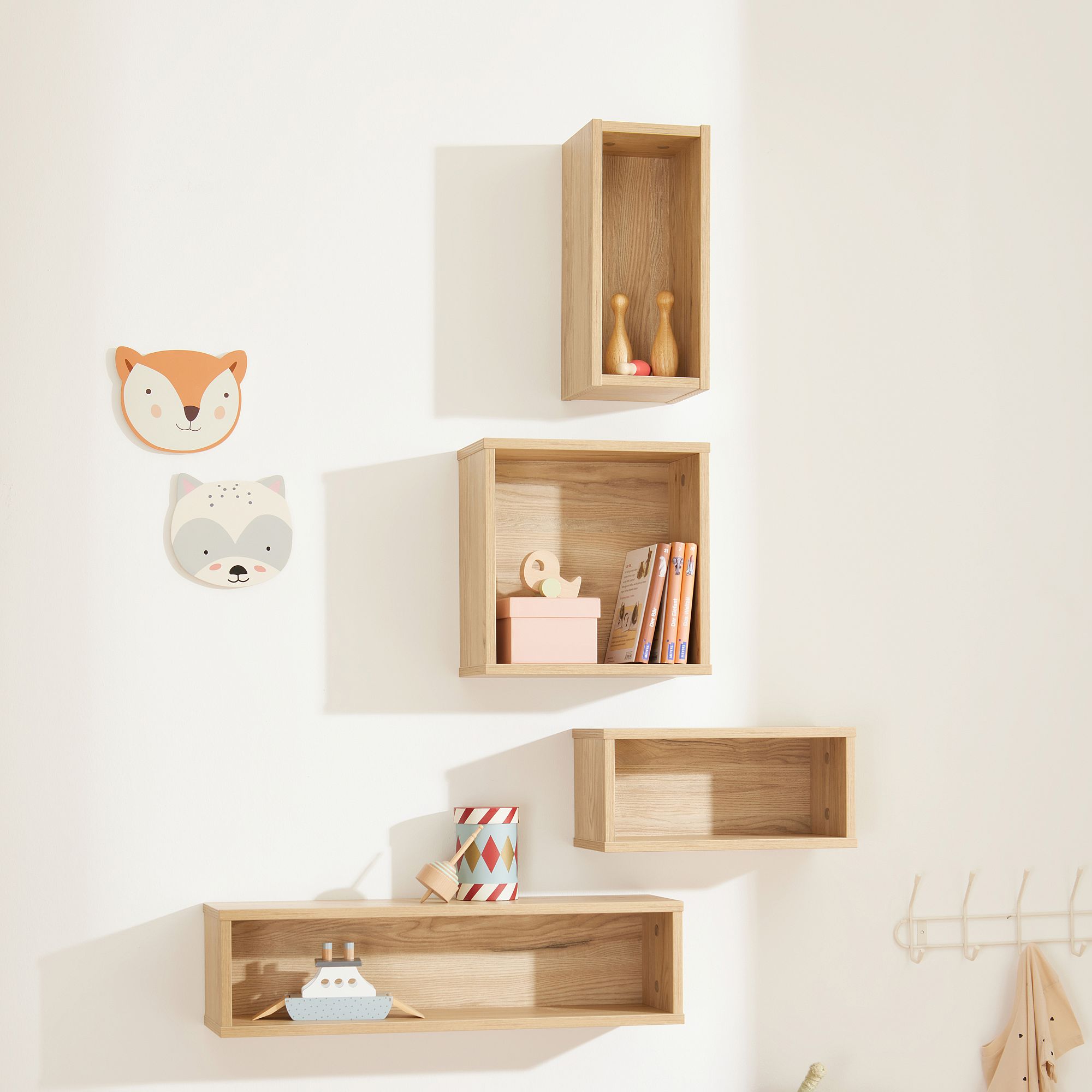 Wandregal  Wandbox  rechteckig  in Eiche-Montana Wandregale aus Holz mit Spielzeug, Büchern und Wanddekorationen mit Tiergesichtern.