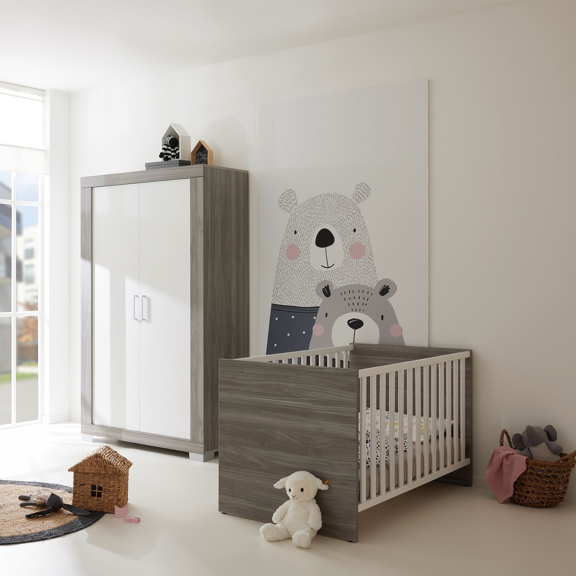 Modernes Kinderzimmer mit Kinderbett, Kleiderschrank, Plüschtieren und Bären-Wandmalerei.