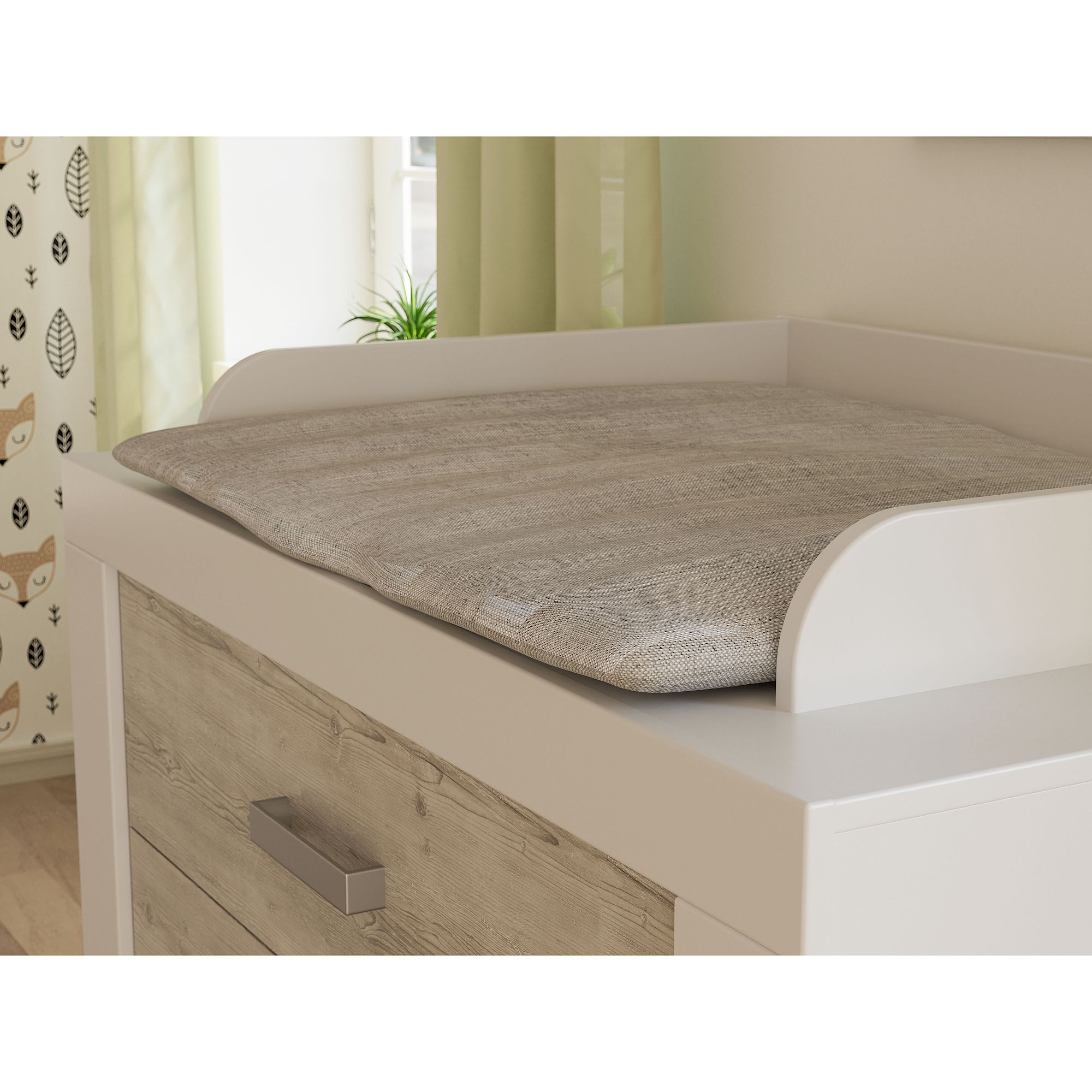 Ein Wickeltisch mit einer grauen gepolsterten Unterlage in einem sanft beleuchteten Kinderzimmer.