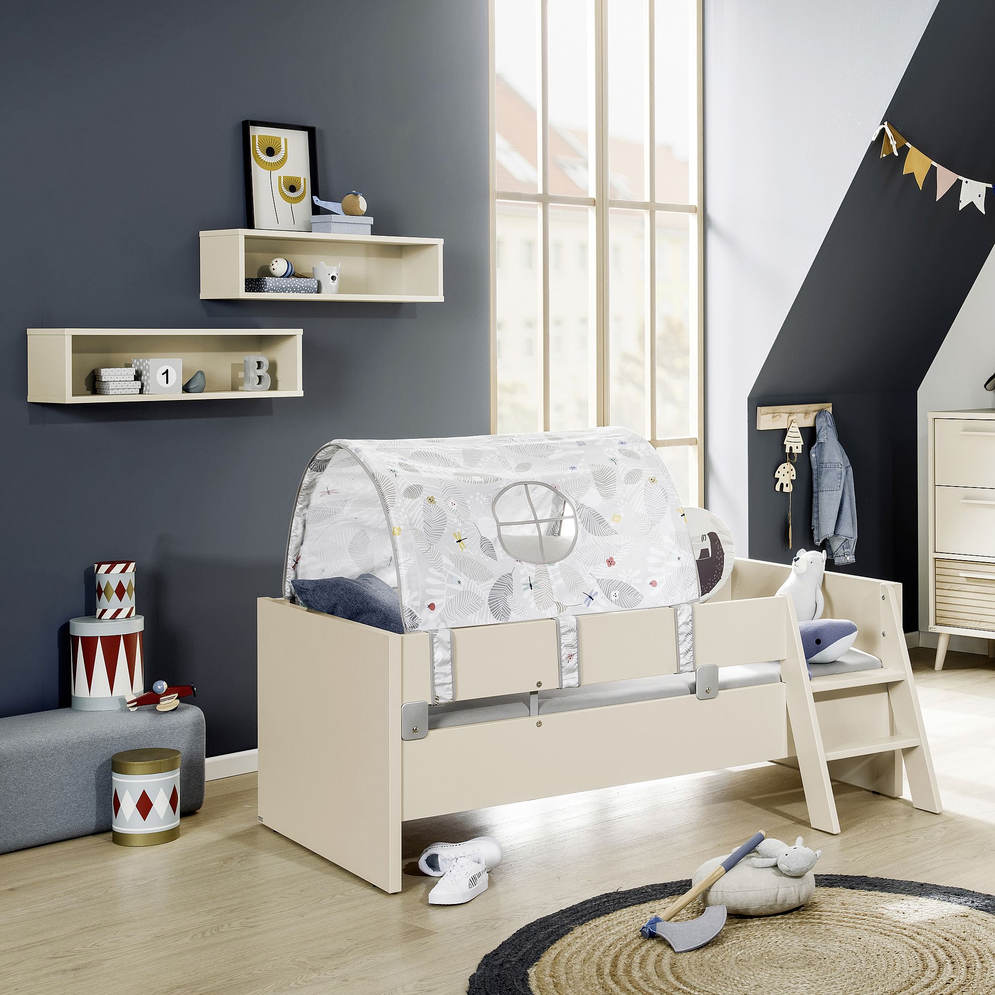 Steckkissen  als Schutz an der Bettseite im Baumwollbezug mit Motiv "Faultier" Kinderzimmer mit Hochbett, Zelthimmel, Regalen und Spielzeug.