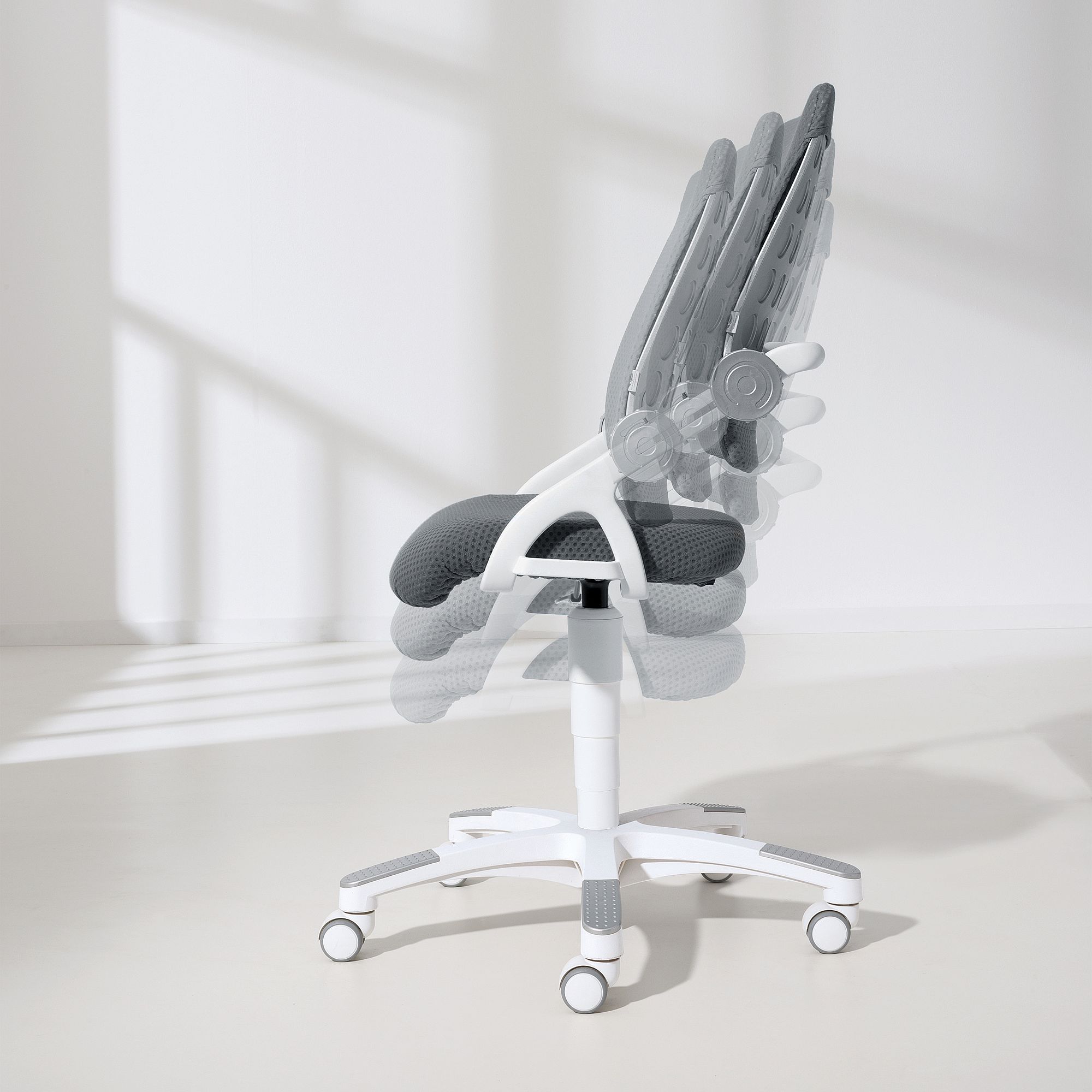 Ein ergonomischer Bürostuhl, der seine verstellbaren Sitz- und Rückenlehnenpositionen zeigt.