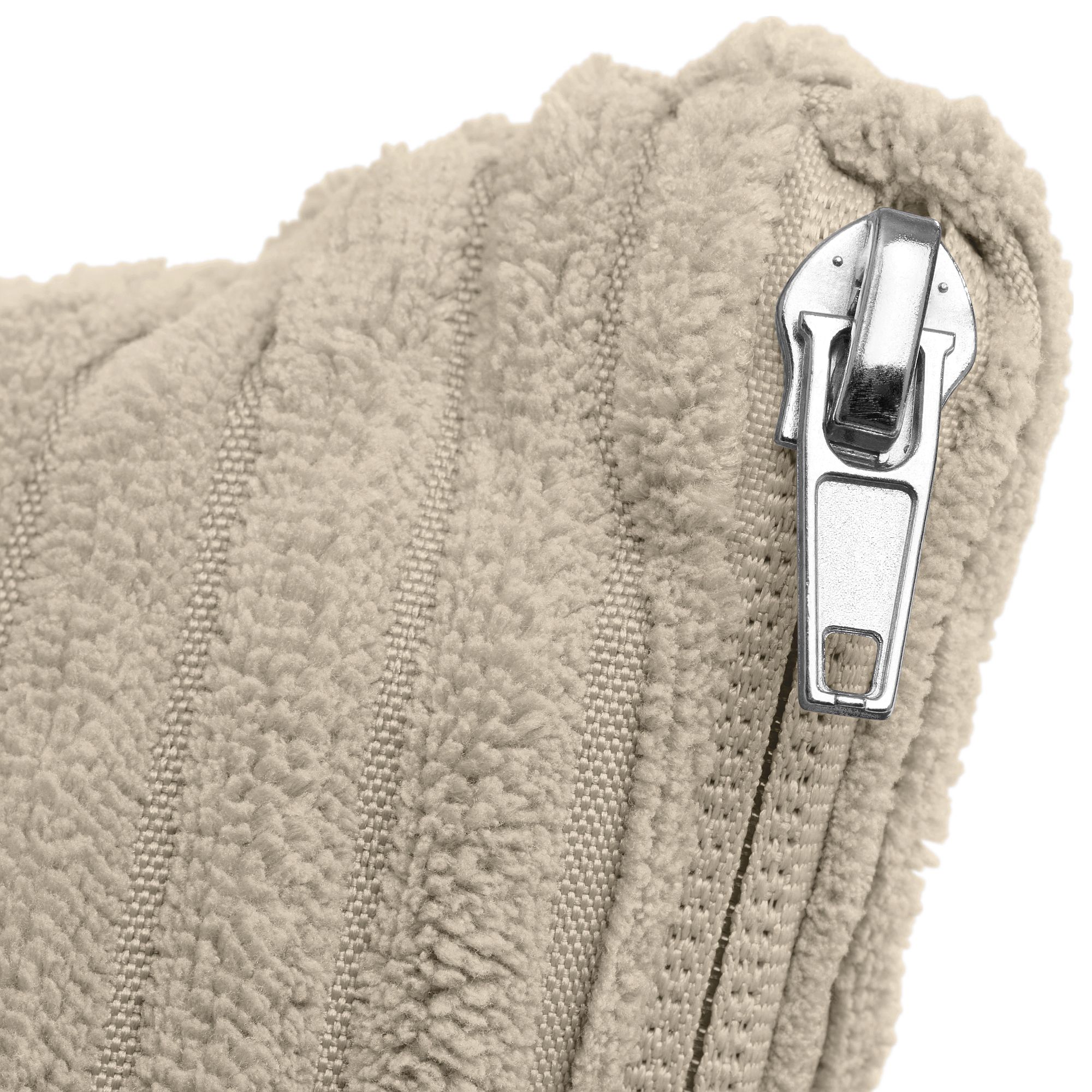 Nahaufnahme eines silbernen Reißverschlusses auf einem beigen, strukturierten Stoffkissenbezug.