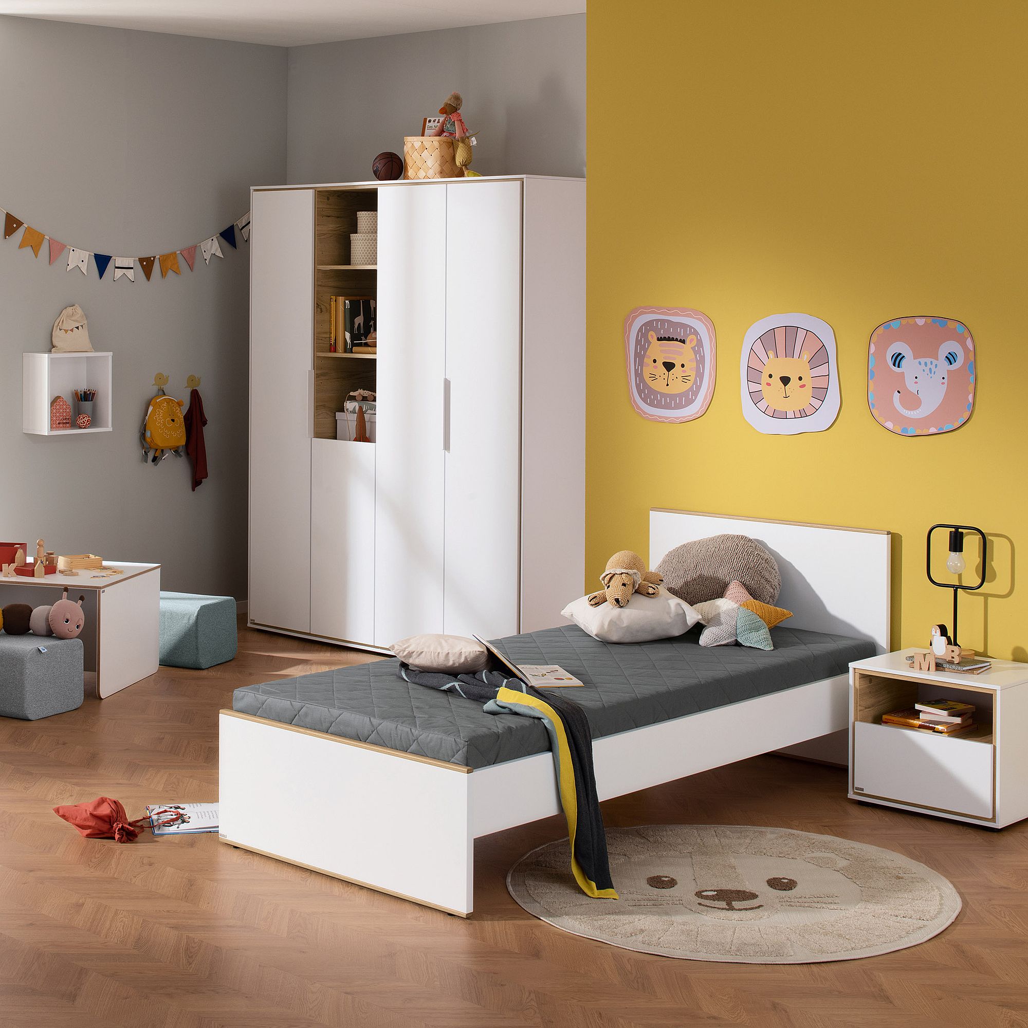 Modernes Kinderzimmer mit einem Einzelbett, Tierdekor und verspielten Accessoires.