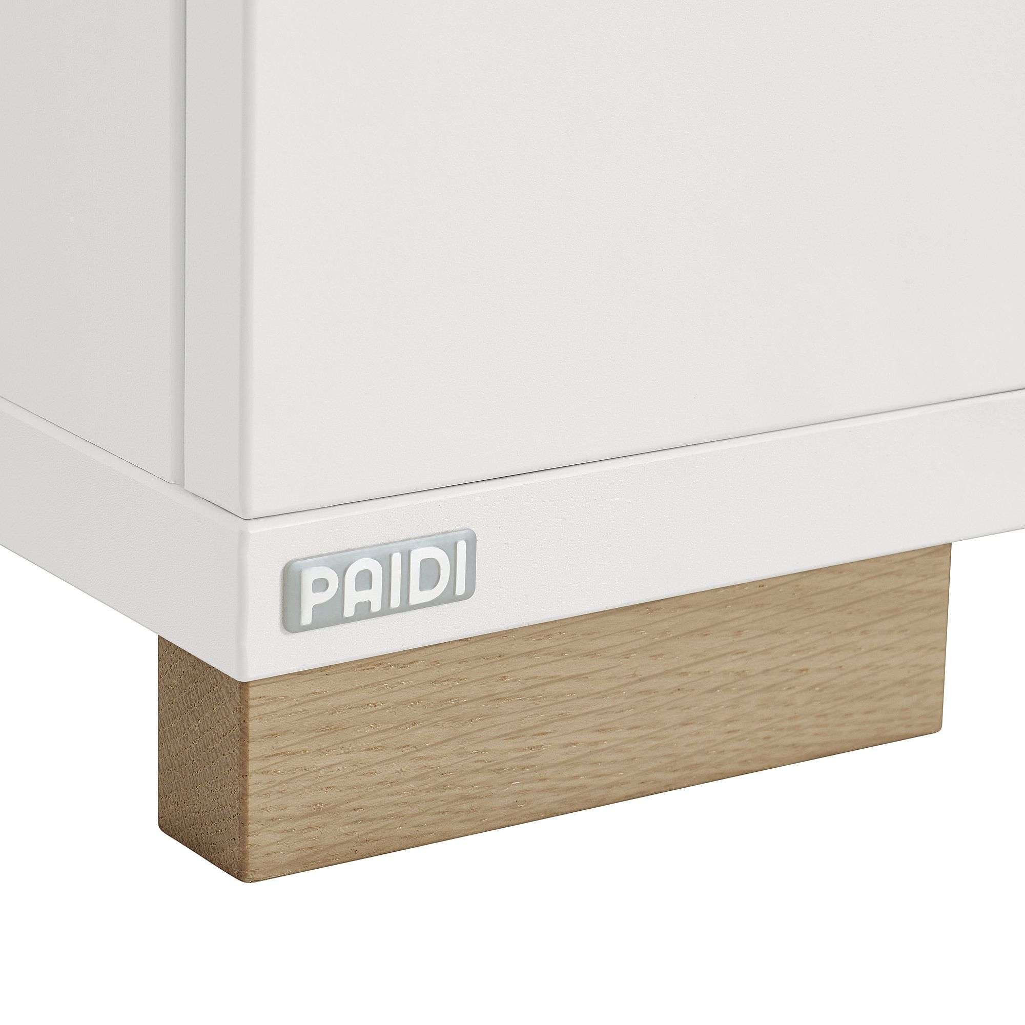 Weißer Schrank mit Holzsockel und einem PAIDI-Etikett in der unteren Ecke.