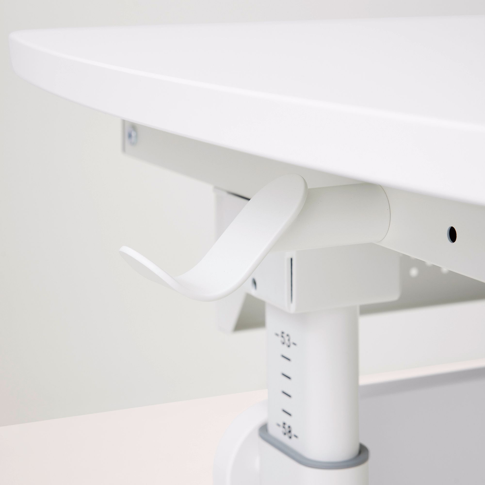 Schülerschreibtisch Diego Curved 120 x 70 cm in Kreideweiß Ein weißer, verstellbarer Schreibtischhebel und Höhenmessmarkierungen auf dem Bein.