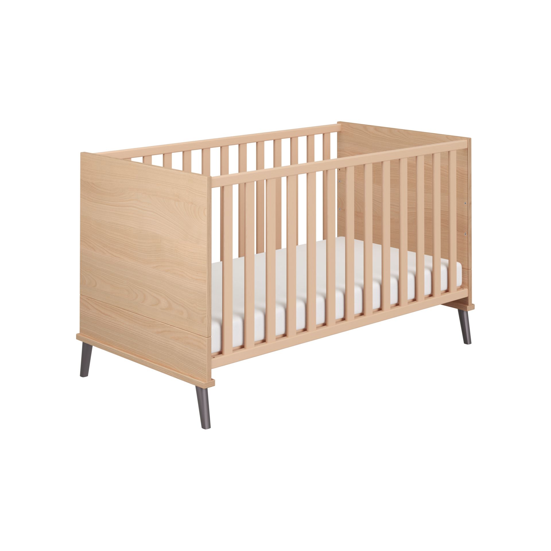 Babybett aus hellem Holz mit vertikalen Latten und weißer Matratze auf abgewinkelten Beinen.