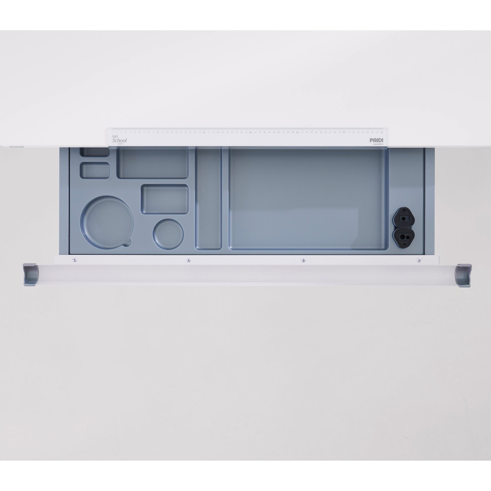 Schublade  Schubkasten Plus für den Schülerschreibtisch Diego Draufsicht auf einen weiß-grauen Schreibtisch mit geordneten Fächern und Steckdosen.