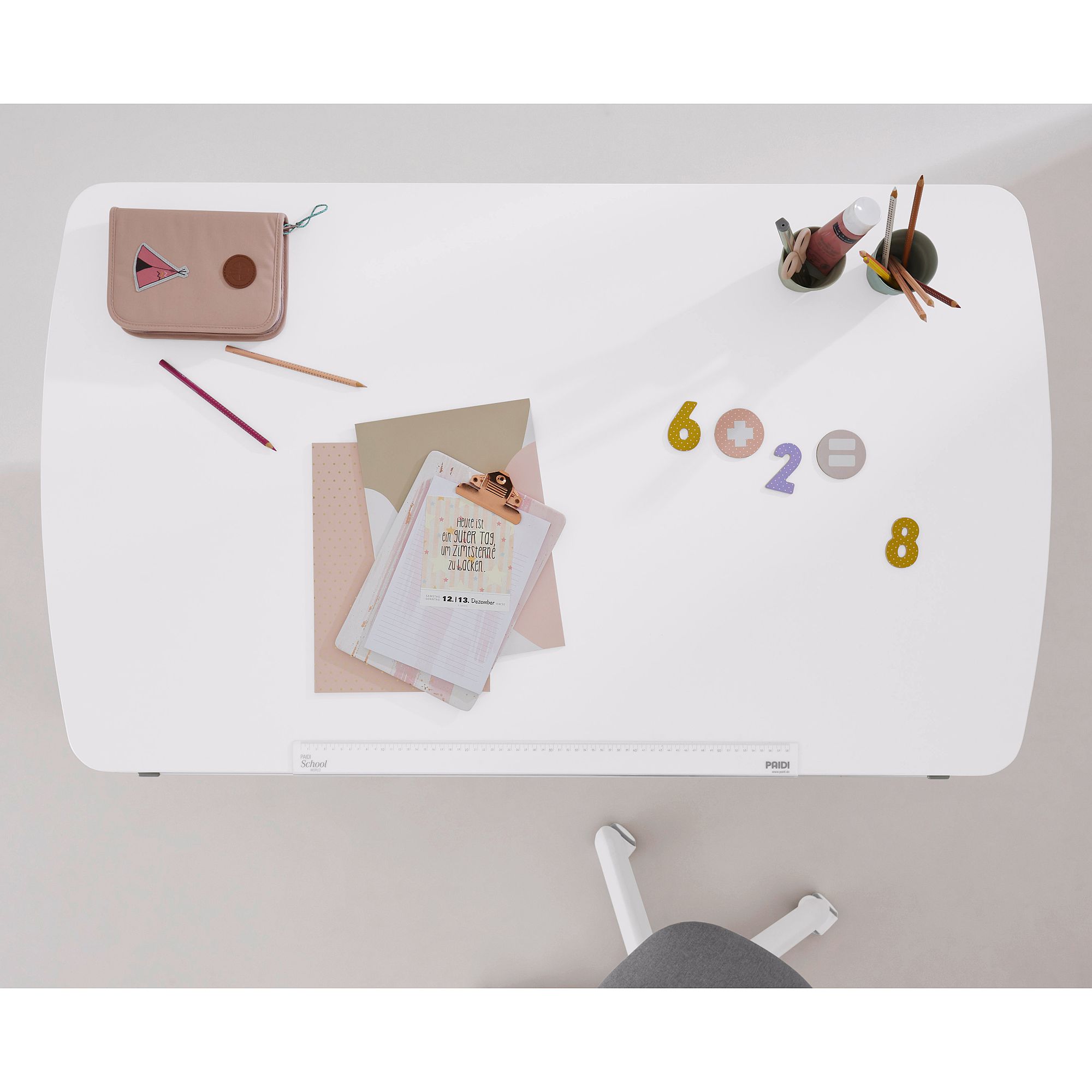 Schülerschreibtisch Diego Curved 120 x 70 cm in Kreideweiß Weißer Schreibtisch mit Schreibwaren, Notizbüchern und Zahlen, die ordentlich darauf angeordnet sind.