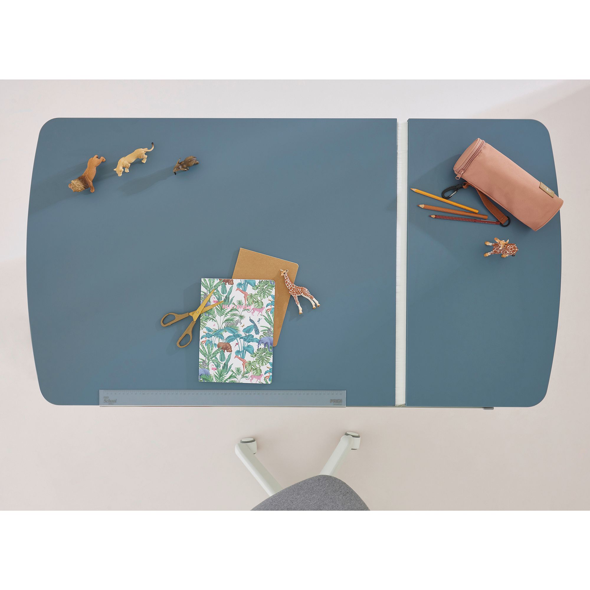 Schülerschreibtisch Diego GT Curved mit geteilter Platte 130 x 70 cm in Mattblau Blauer Schreibtisch mit Notizbüchern, Stiften, Spielzeugtieren und einer Federmappe, ordentlich angeordnet.