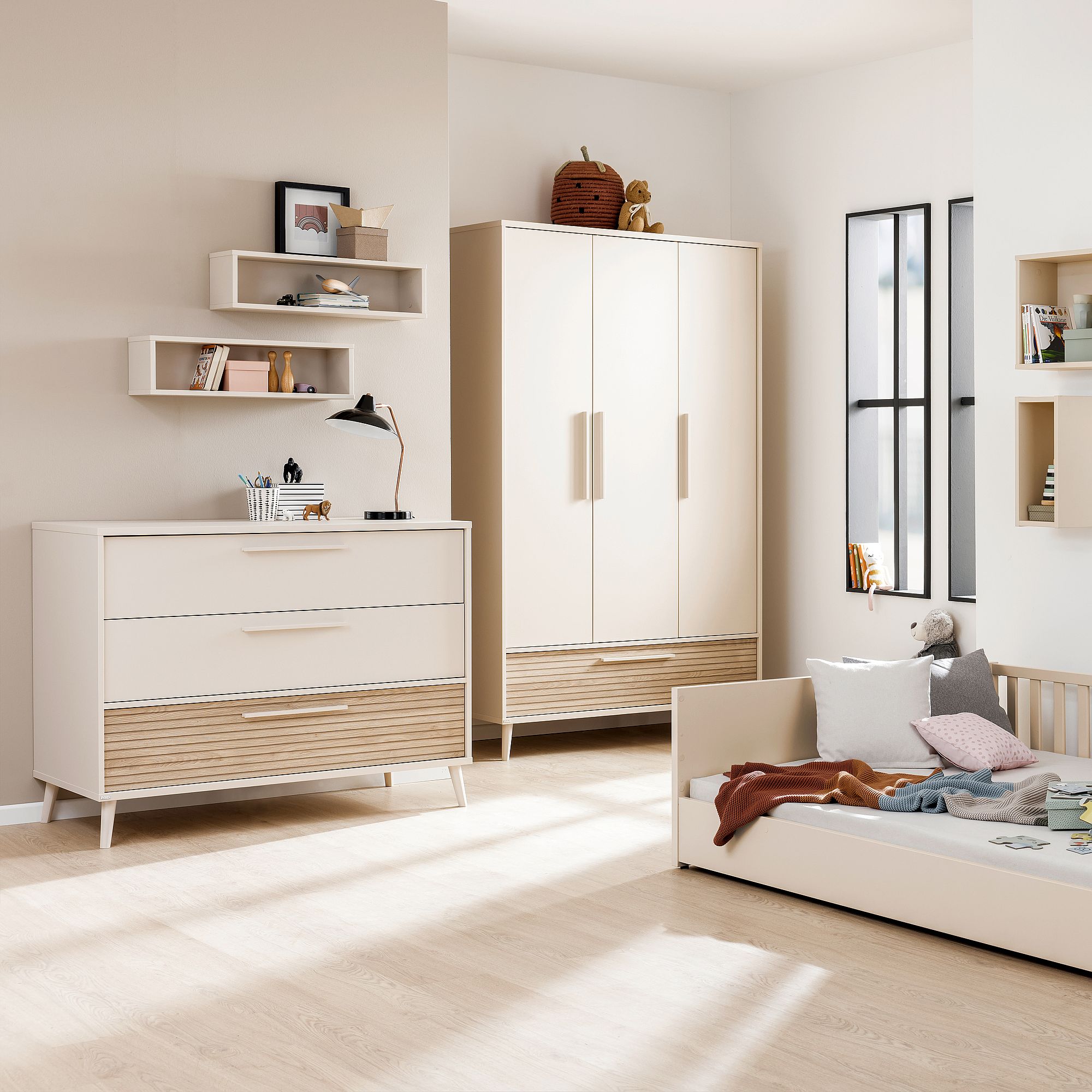 Modernes, minimalistisches Kinderzimmer mit Kleiderschrank, Kommode, Regalen und Kleinkindbett.