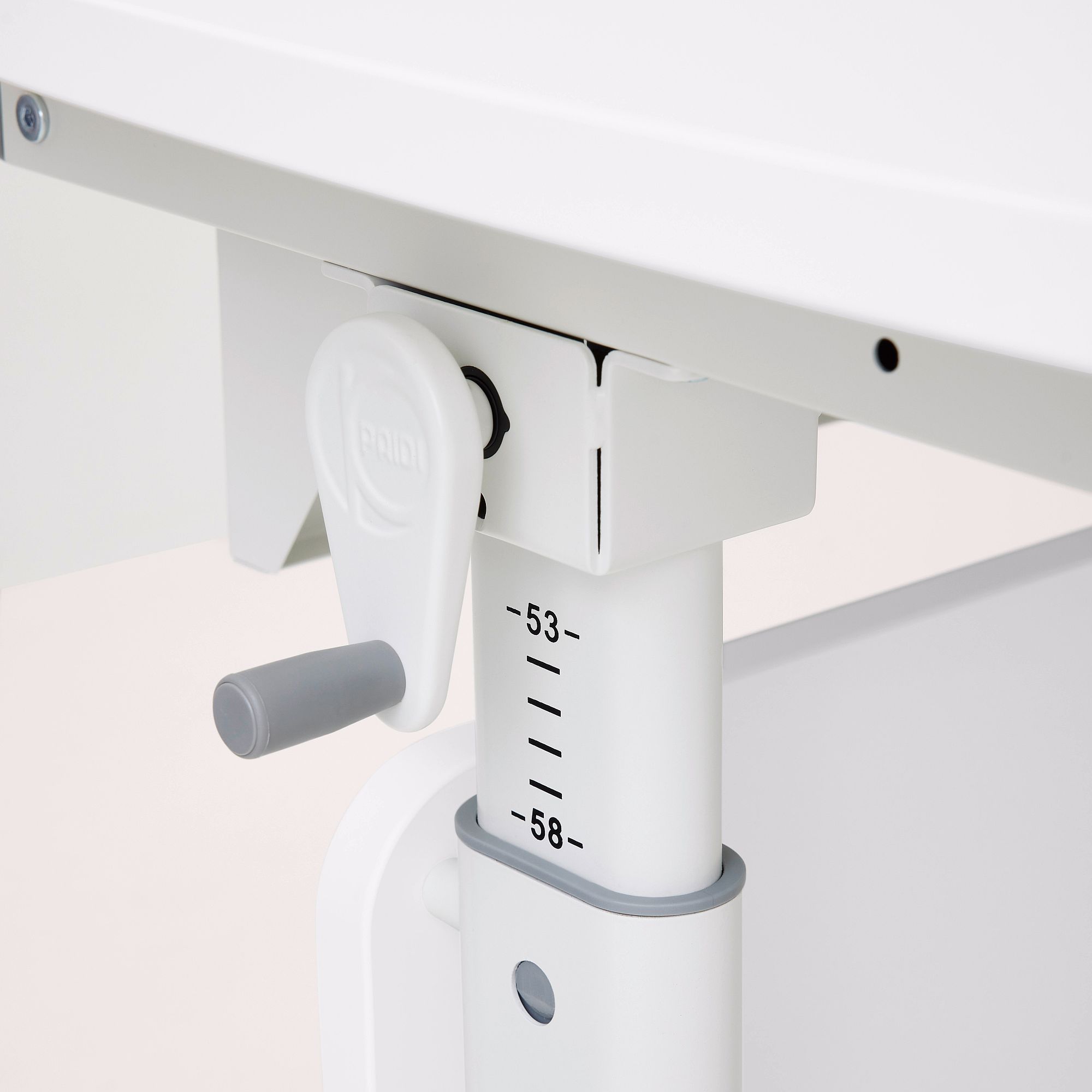 Nahaufnahme eines weißen verstellbaren Tischbeins mit Höhenmarkierungen und einem grauen Griff.